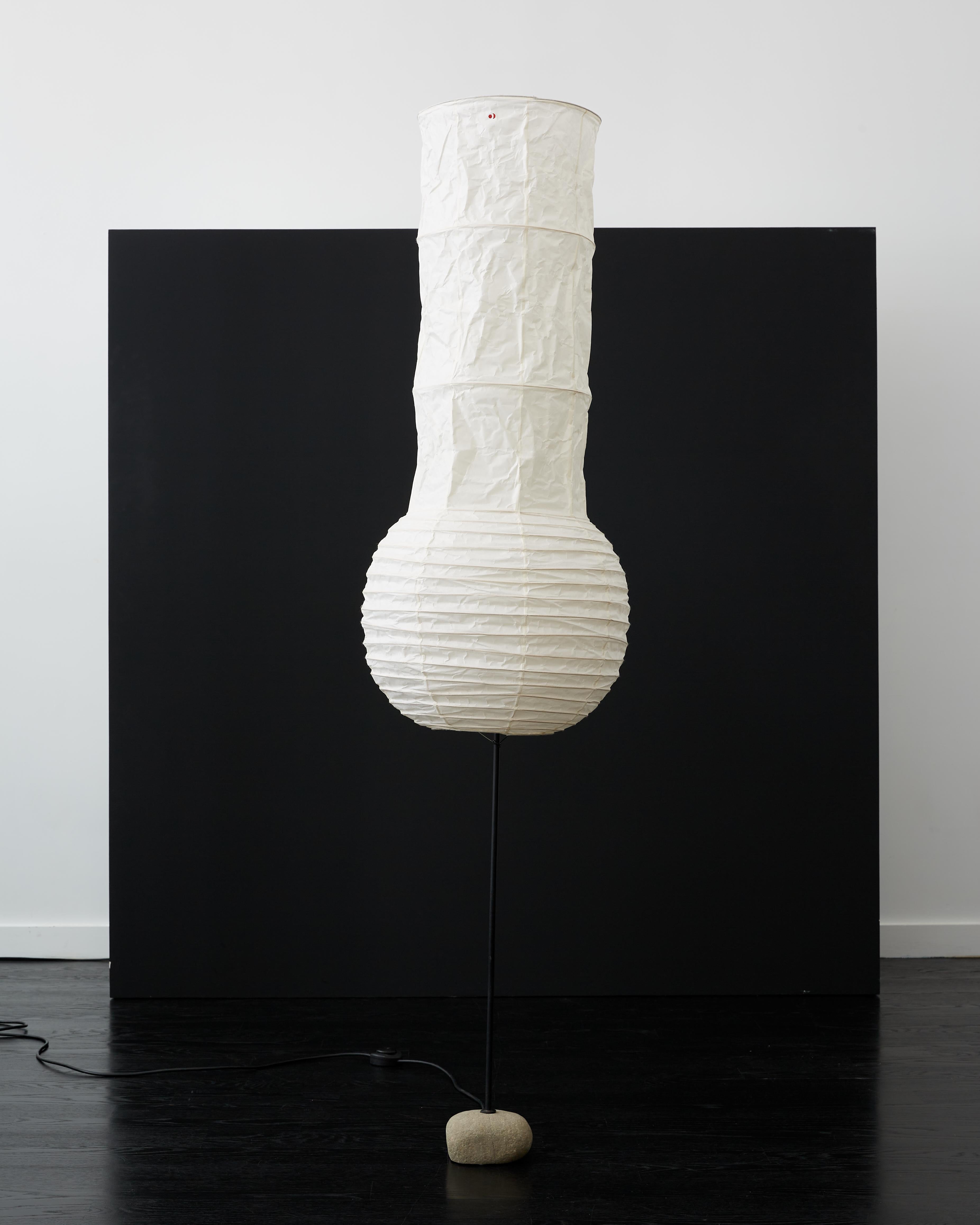 Scultura luminosa Isamu Noguchi Akari, modello S2 con base in Pietra Serena scolpita. 

Giappone e Italia c. 1977.

Paralume in carta washi realizzato a mano da Ozeki & Co. Ltd., Gifu, Giappone. Base in Pietra Serena scolpita da Isamu Noguchi per