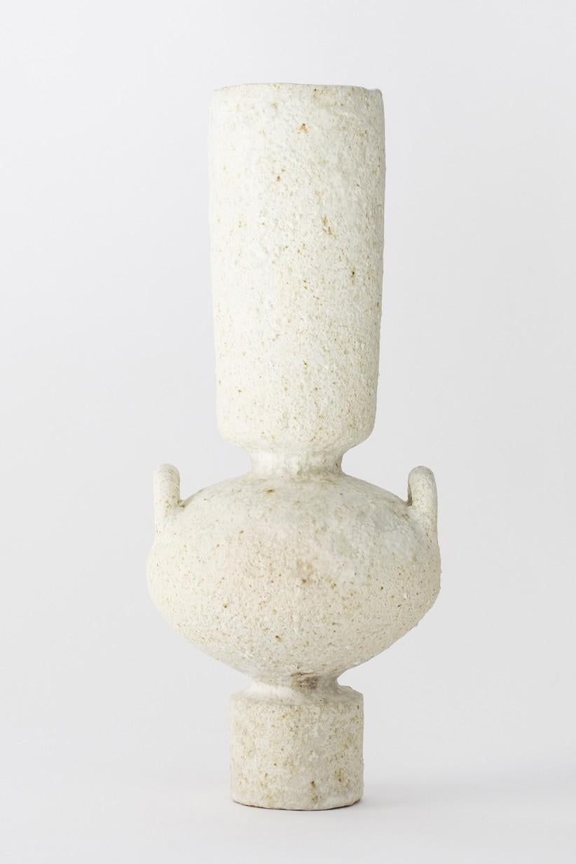 Eine einzigartige Isolated n.23 Vase von Raquel Vidal und Pedro Paz
Abmessungen: Ø 13 x 35 cm
MATERIALIEN: handgeformte, glasierte Töpferware

Die Stücke sind aus weißem Steinzeug mit Grog handgefertigt und mit einer experimentellen Glasurmischung