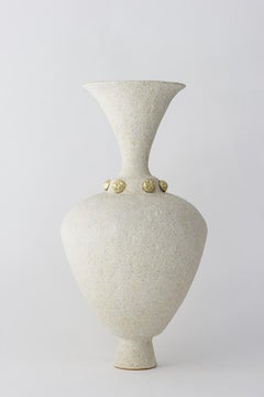 Vase unique en bois doré n.24 de Raquel Vidal et Pedro Paz