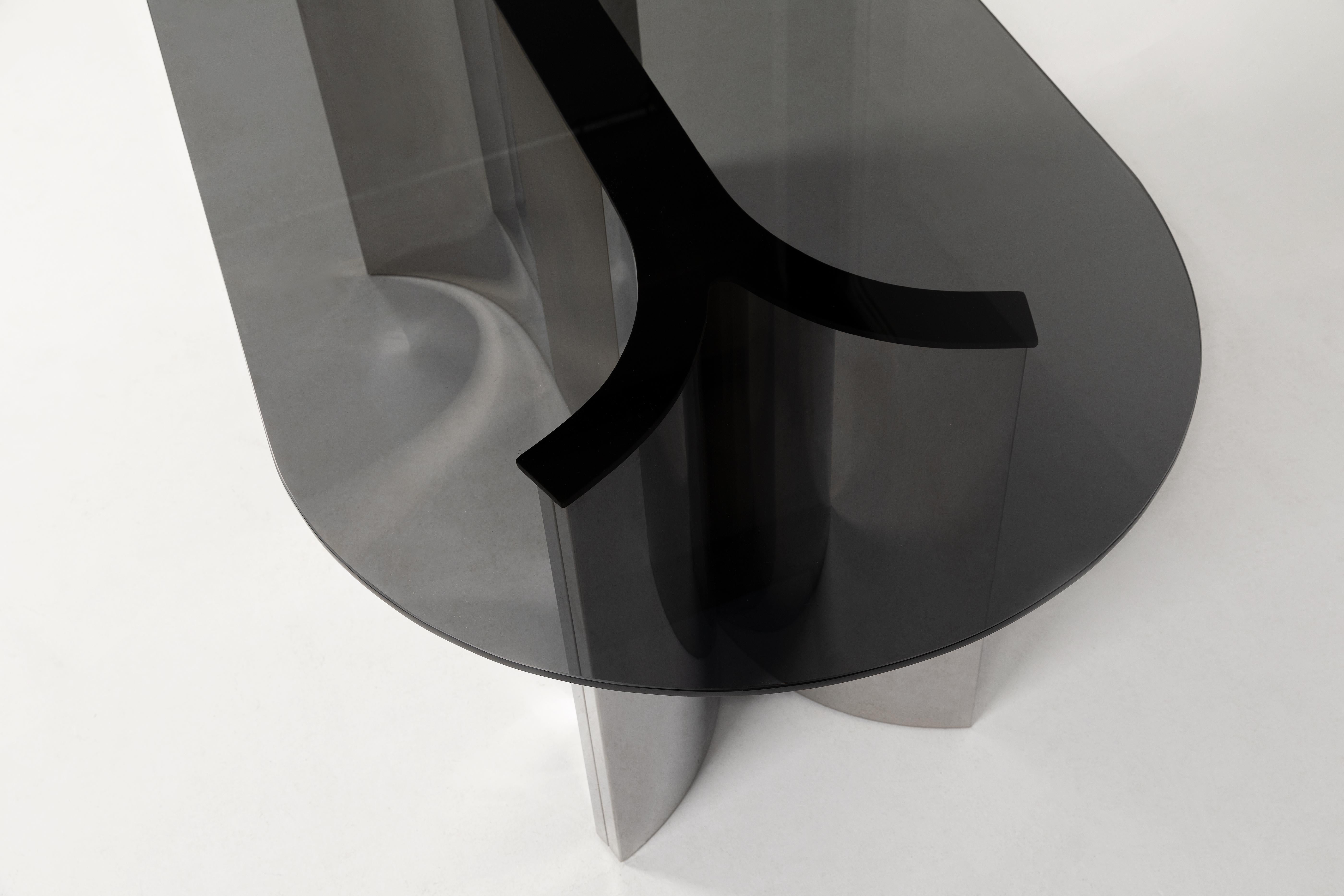 Une table à manger italienne vintage, unique en son genre, avec une base sculpturale en chrome et un plateau en verre fumé. 