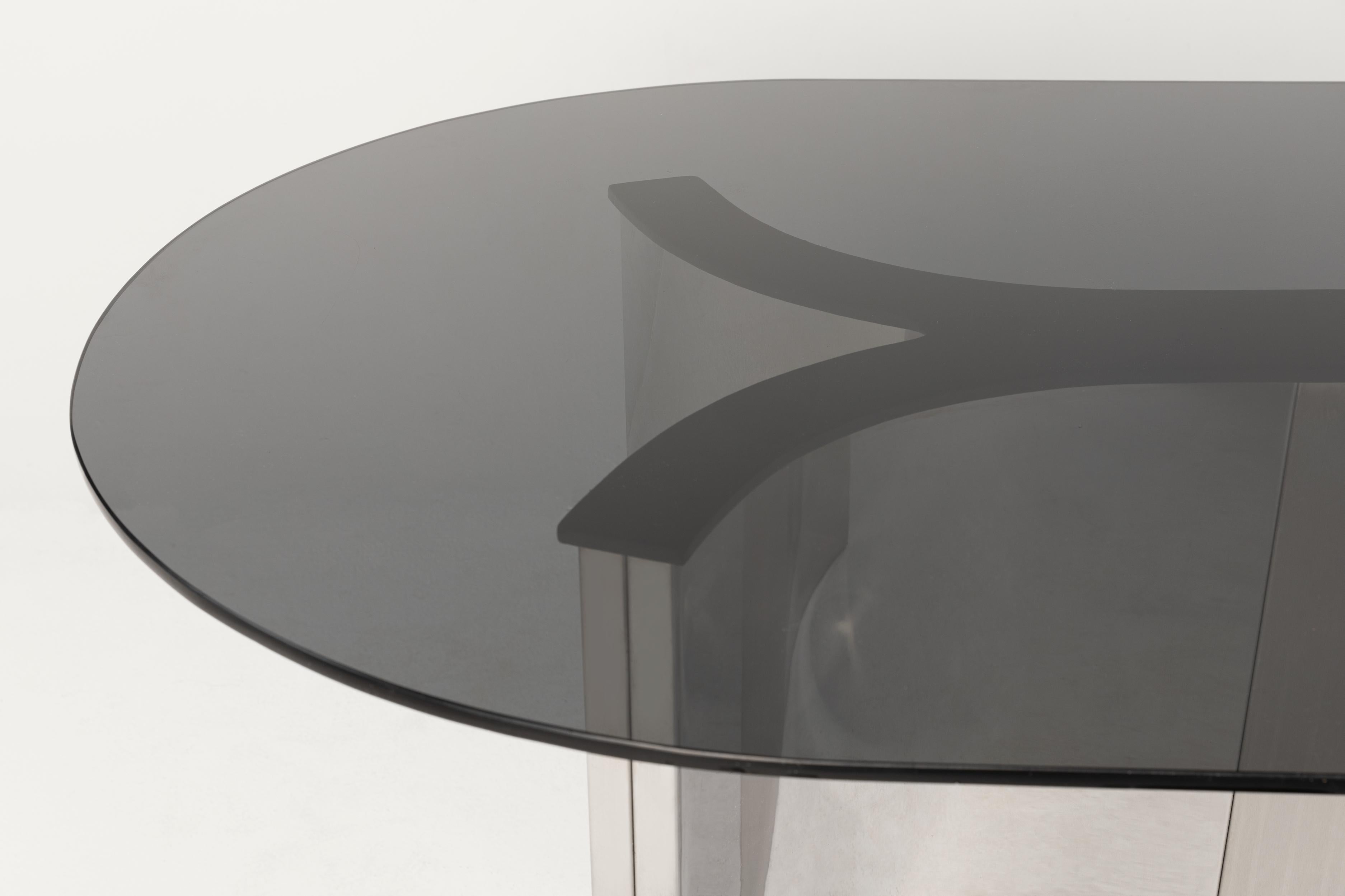 Mid-Century Modern Table de salle à manger italienne unique des années 1970 en chrome et verre fumé en vente