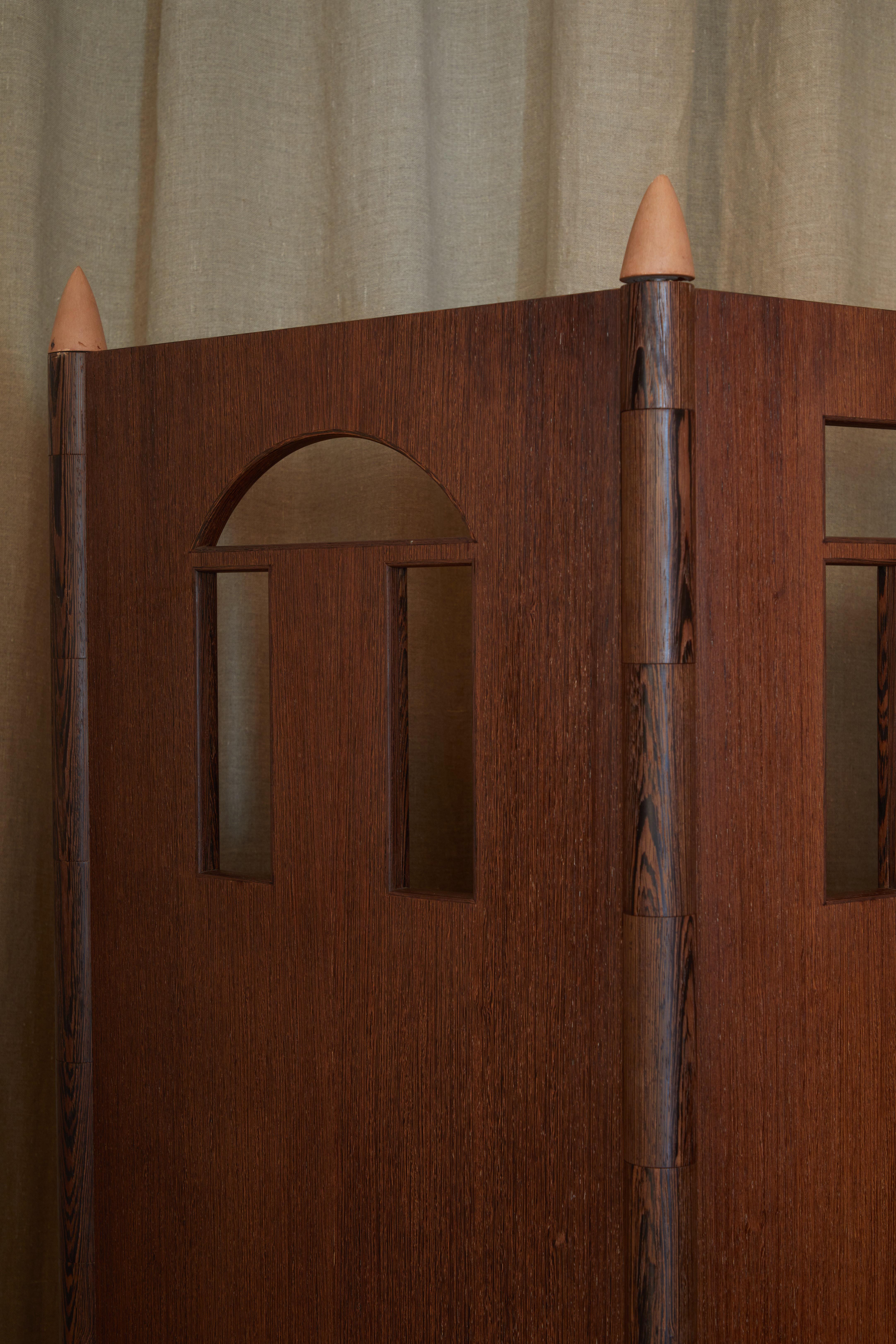 Divisorio postmoderno in legno di palissandro e terracotta con tre pannelli. Un pezzo da studio fatto a mano con elementi dell'architettura di Aldo Rossi e della sensibilità di Ettore Sottsass. Realizzato in Italia, circa anni '70.