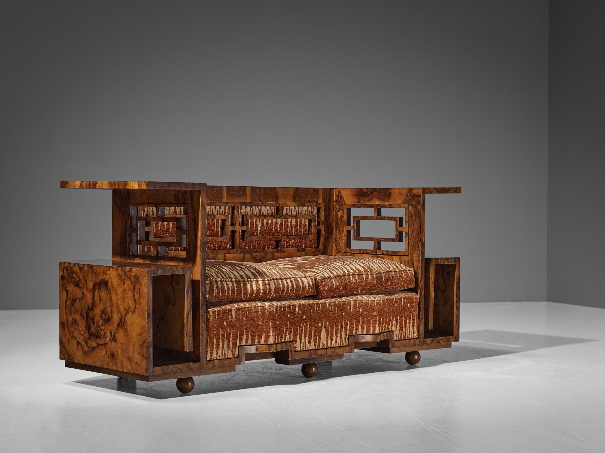 Einzigartiges italienisches Art-déco-Sofa aus Nussbaumholz und gestreiftem Samt mit Polsterung  (Stoff) im Angebot