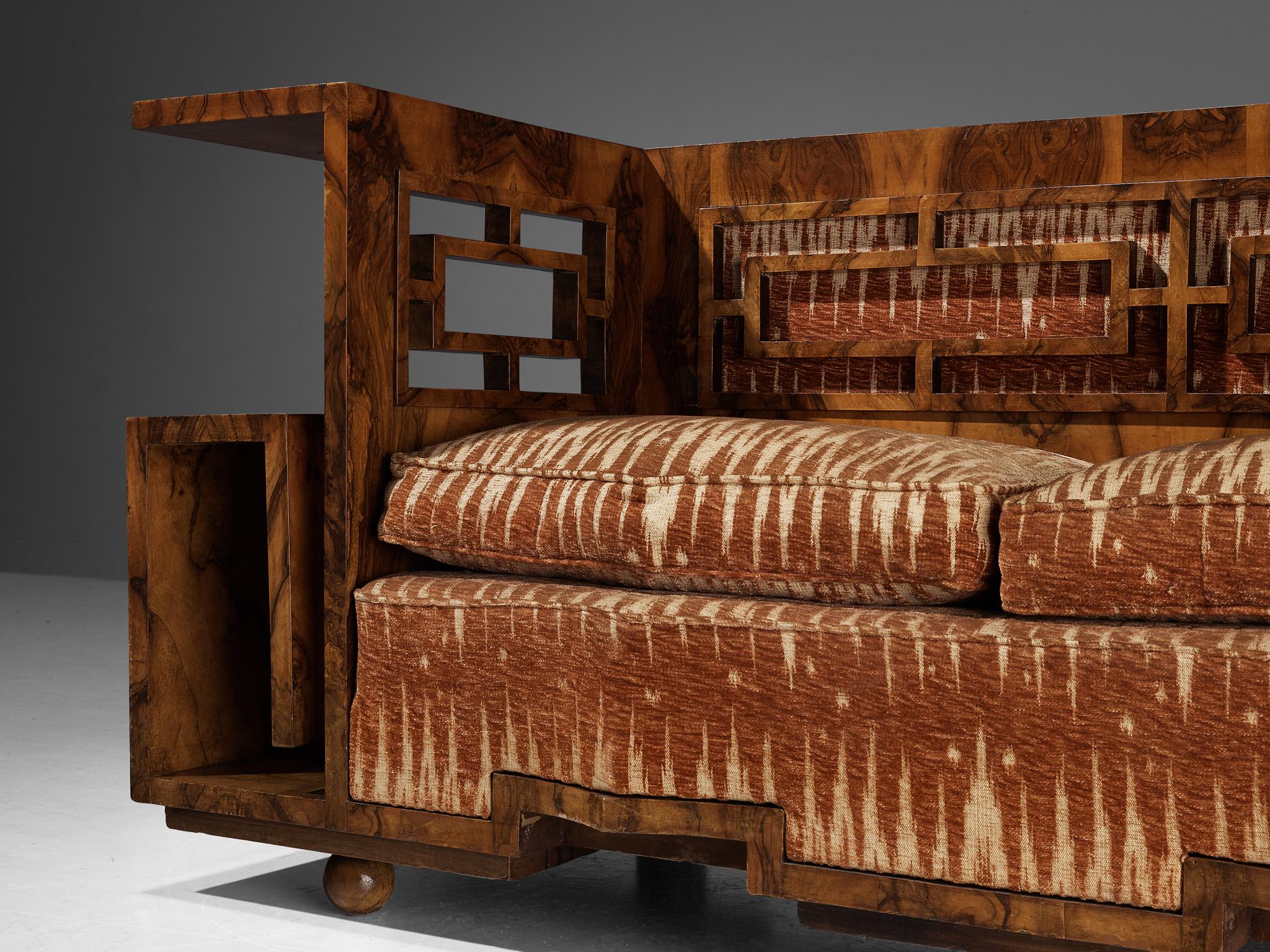 Einzigartiges italienisches Art-déco-Sofa aus Nussbaumholz und gestreiftem Samt mit Polsterung  im Angebot 1