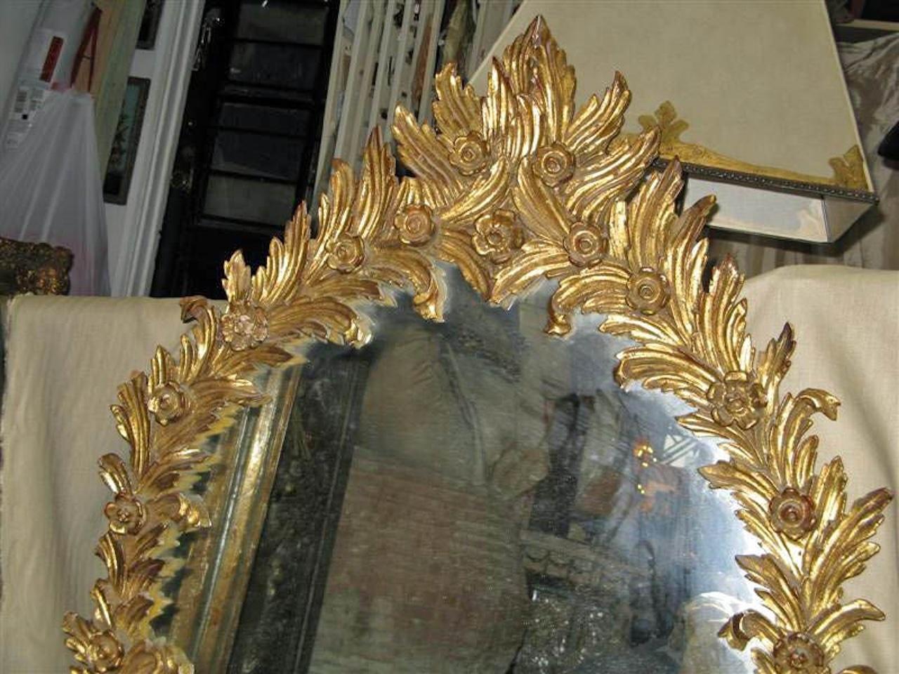 Rococo Miroir italien unique en bois sculpté et doré en vente