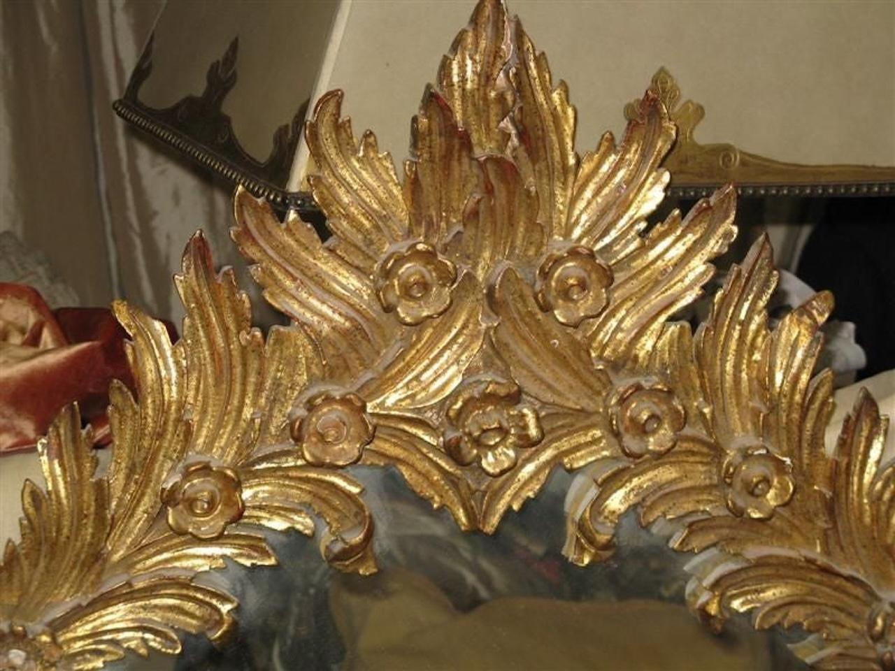 Miroir italien unique en bois sculpté et doré Bon état - En vente à Los Angeles, CA