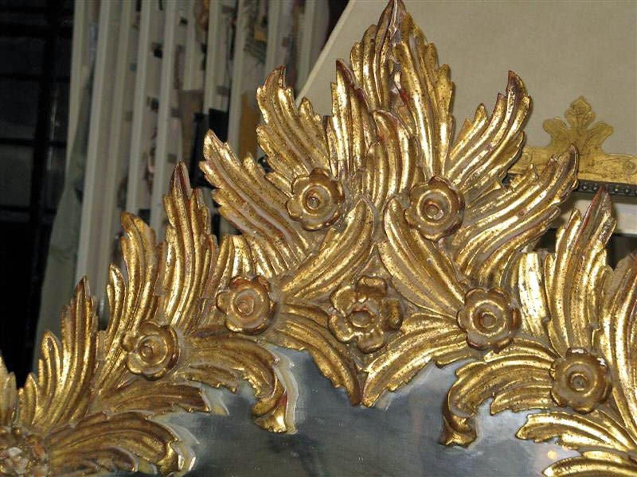 Milieu du XXe siècle Miroir italien unique en bois sculpté et doré en vente