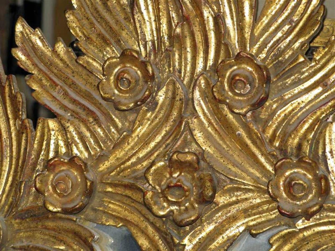 Bois Miroir italien unique en bois sculpté et doré en vente