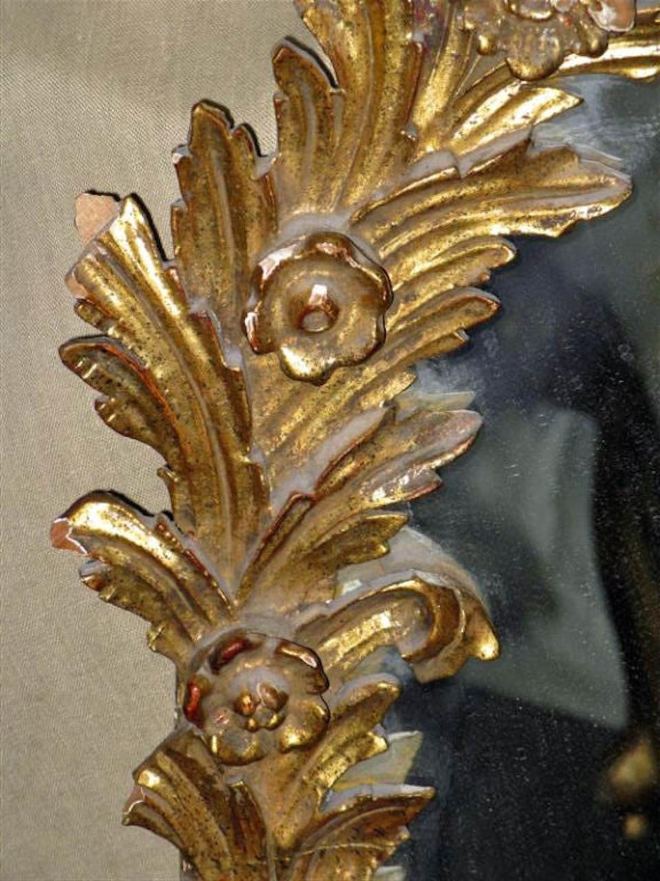 Miroir italien unique en bois sculpté et doré en vente 1