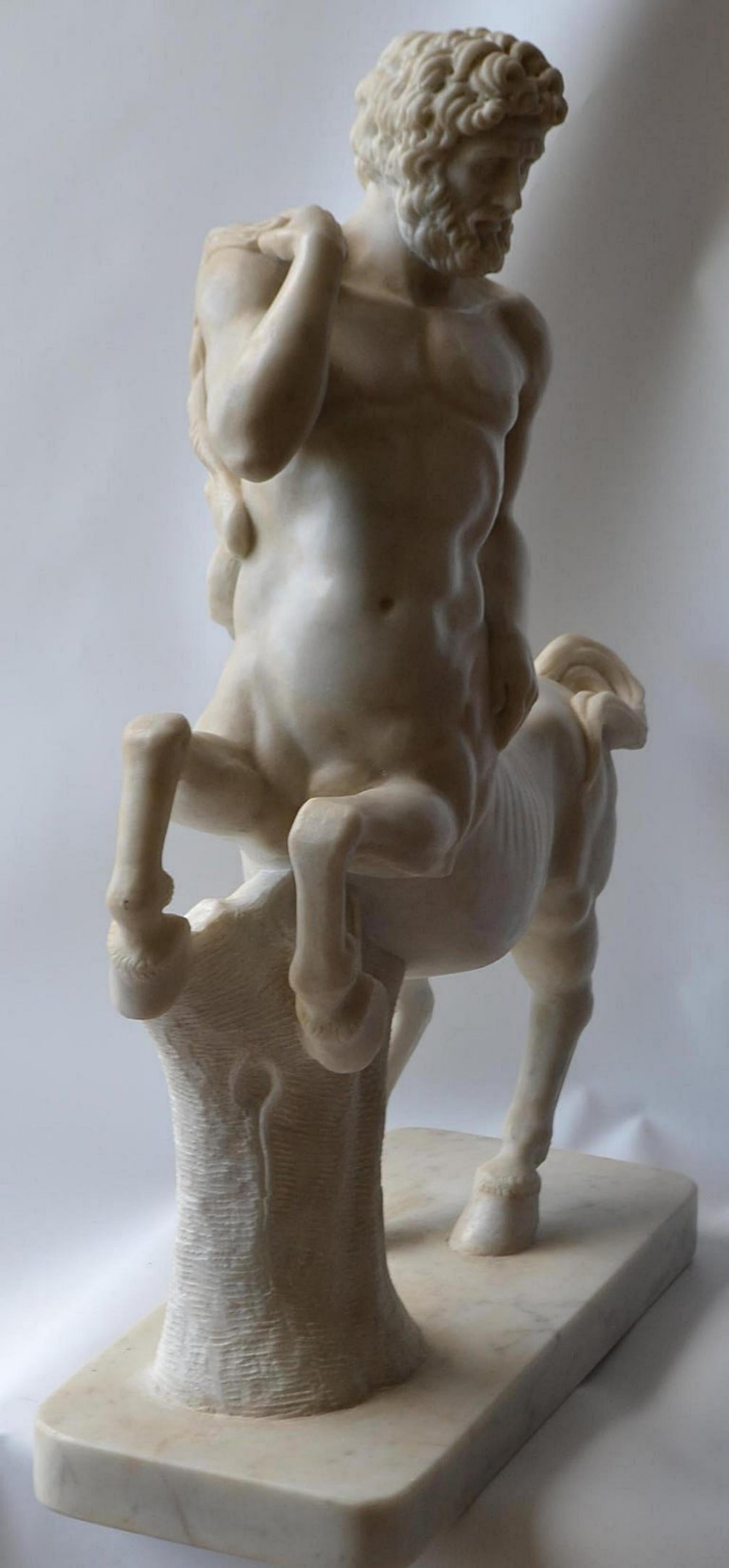 Étonnant centaure sculpté en marbre de Carrare.
Début du 20e siècle
Le centaure est une créature de la mythologie grecque.
Cette créature mythologique, mi-homme, mi-cheval, avait la particularité de posséder toutes les vertus et tous les défauts de
