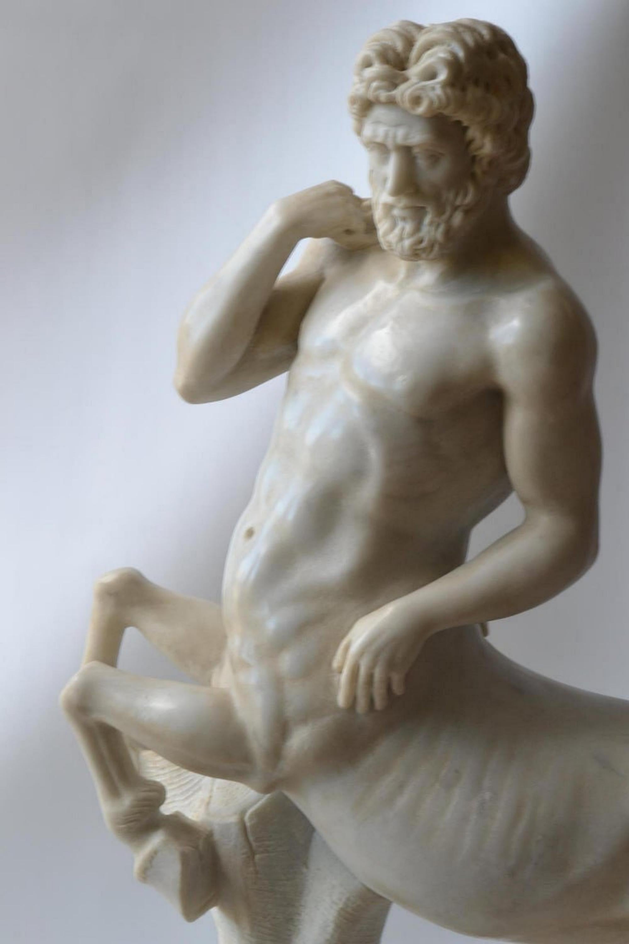 Moderne Sculpture italienne unique en forme de centaure, sculptée en marbre de Carrare, début du 20e siècle en vente
