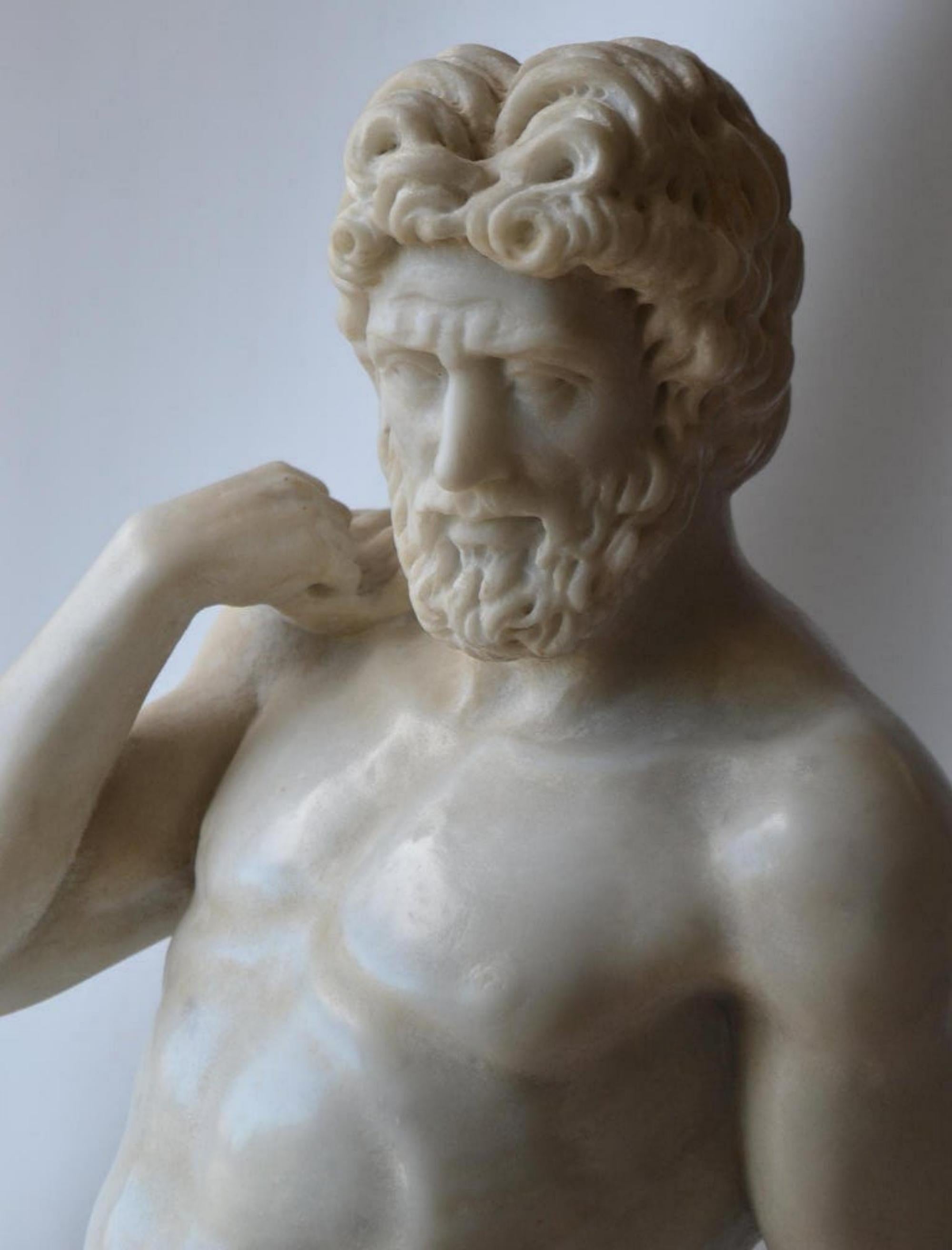 Fait main Sculpture italienne unique en forme de centaure, sculptée en marbre de Carrare, début du 20e siècle en vente