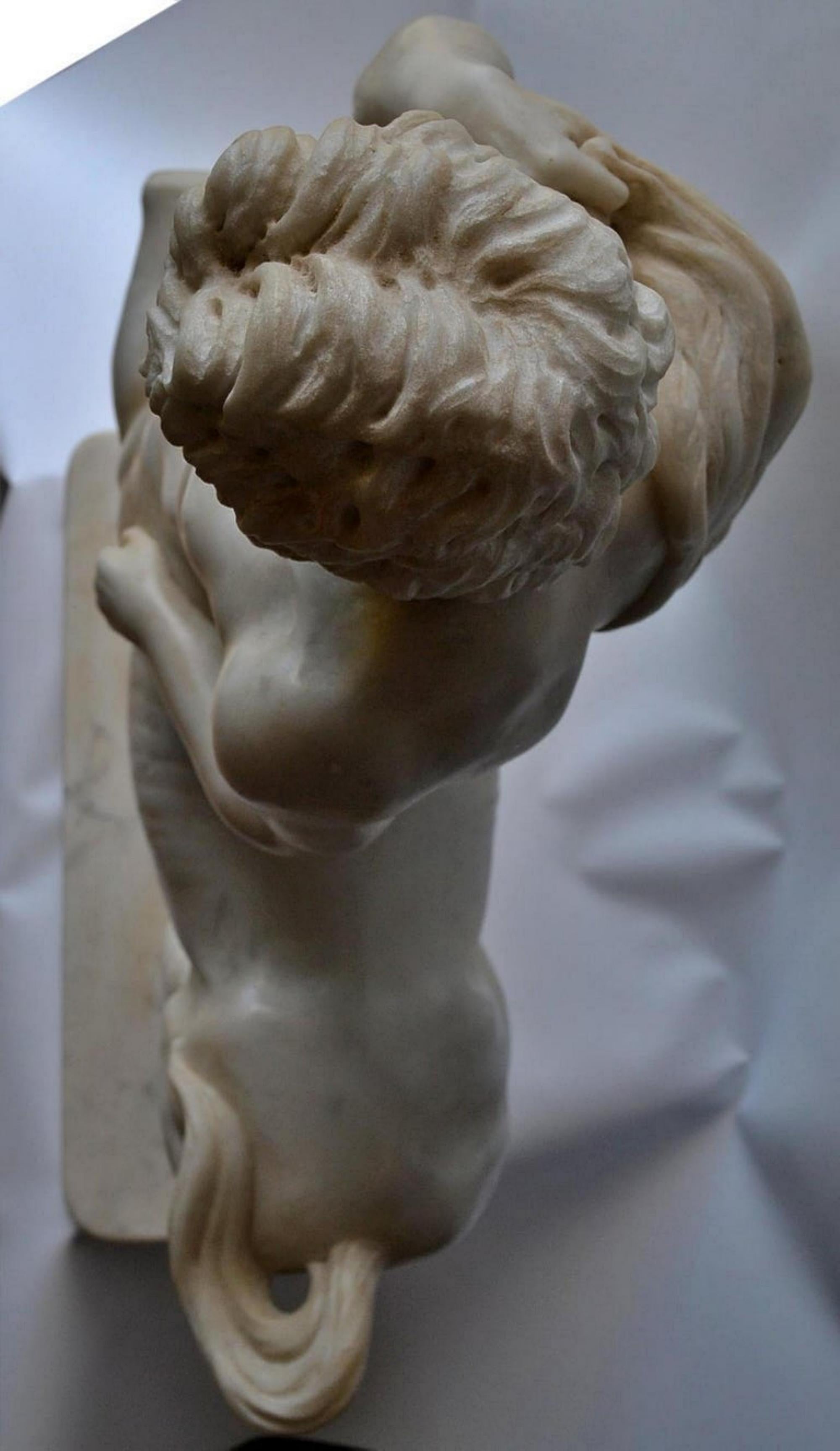 Sculpture italienne unique en forme de centaure, sculptée en marbre de Carrare, début du 20e siècle Bon état - En vente à Madrid, ES