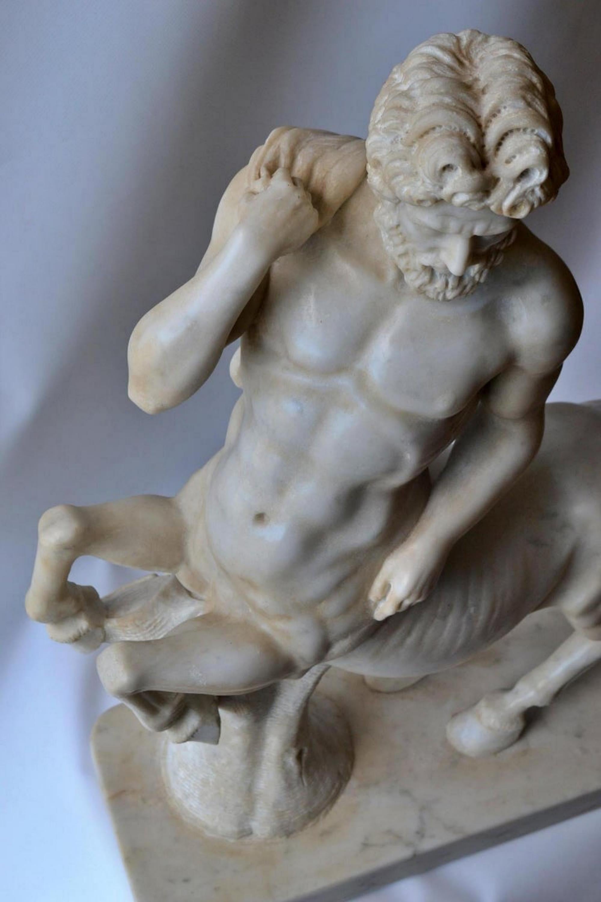 20ième siècle Sculpture italienne unique en forme de centaure, sculptée en marbre de Carrare, début du 20e siècle en vente
