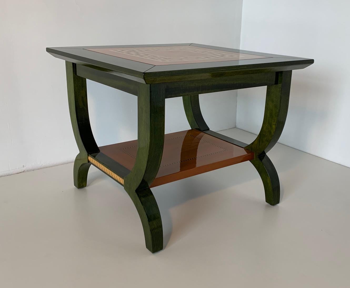 Cette table basse a été produite en Italie dans les années 1980. Elle est en aniline verte avec une fine incrustation d'érable qui rappelle la grecque Versace.
Les pieds sont décorés à la feuille d'or.
Entièrement restauré.