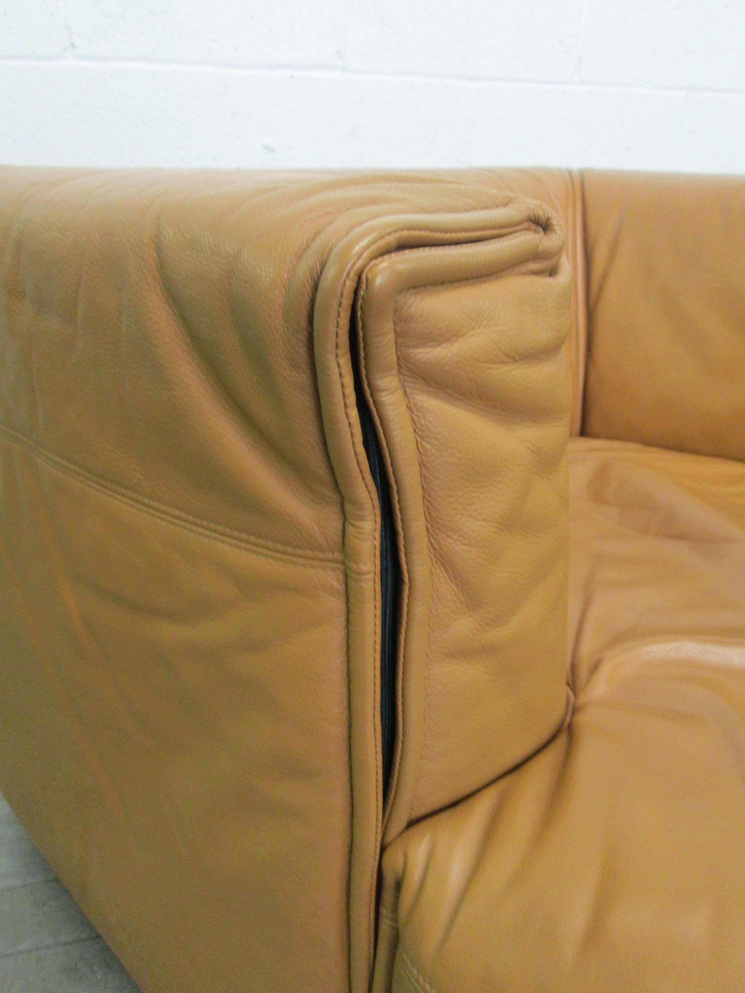 Unique Italian Leather Lounge Chair DeSede Style In Good Condition For Sale In New York, NY