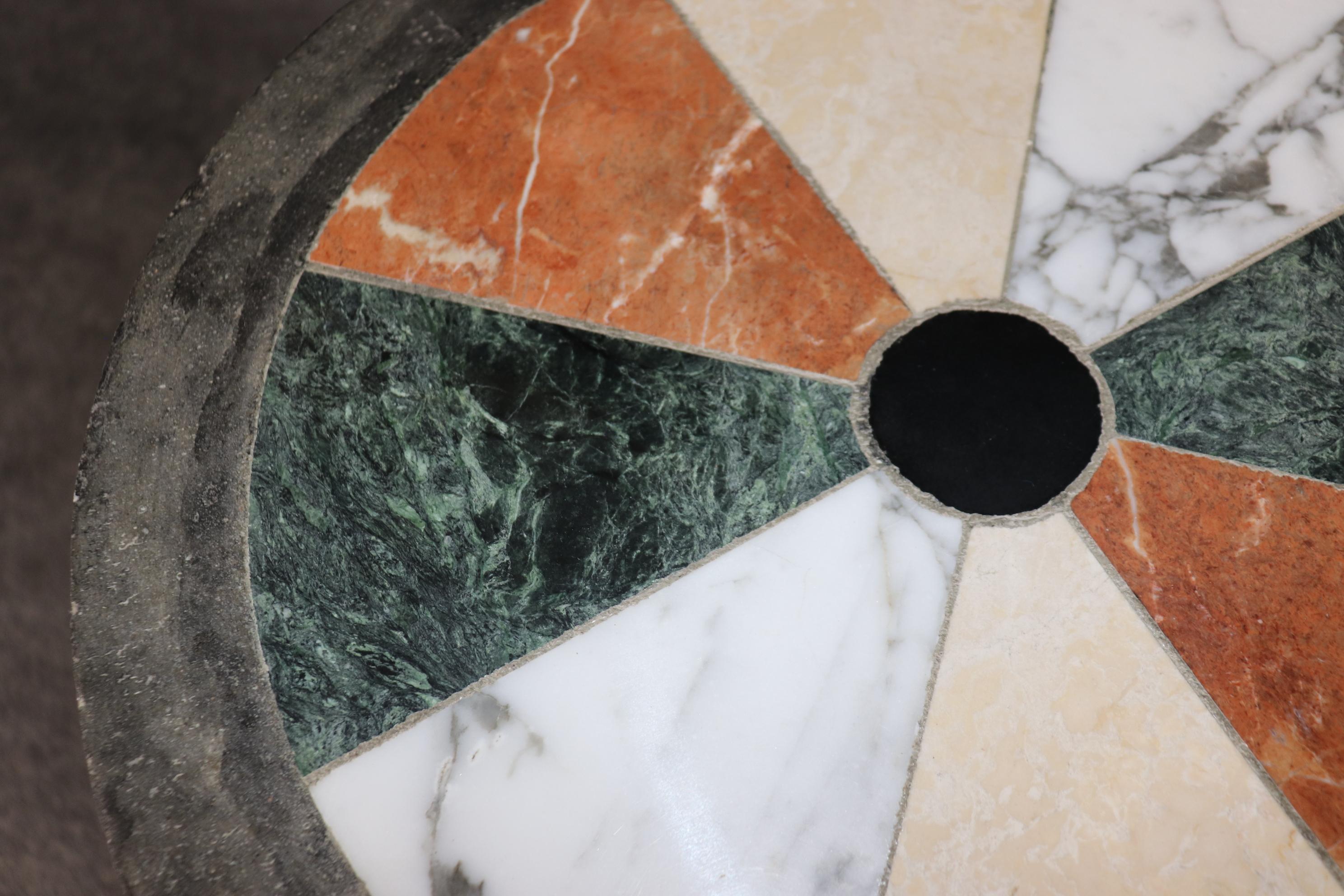 Neoclassico Tavolo con piedistallo in metallo e marmo Pietra Dura, unico nel suo genere e realizzato in Italia in vendita