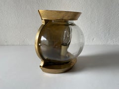 Aplique individual italiano único de bronce macizo y cristal redondo, años 60, Italia
