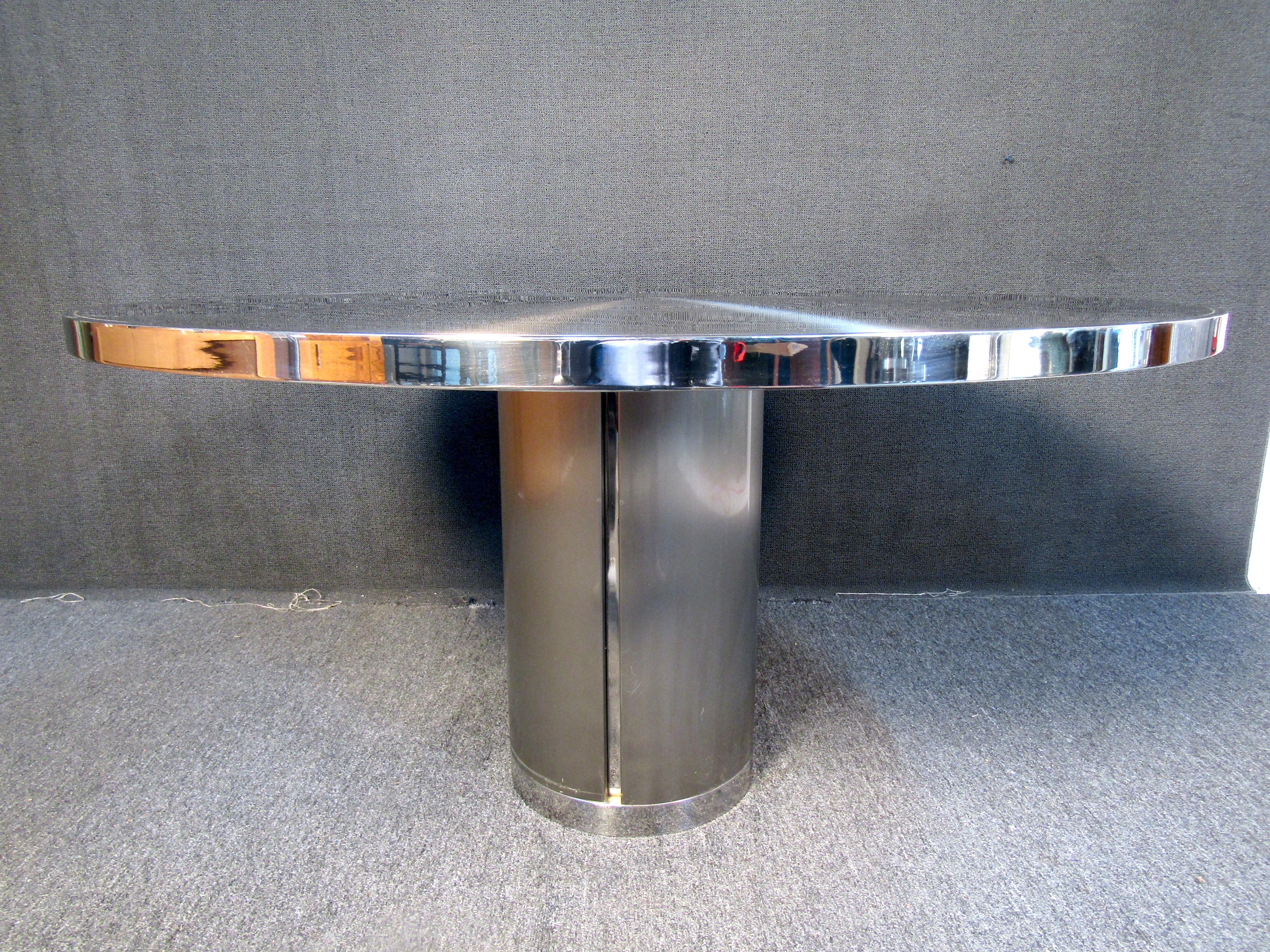 Mid-Century Modern Table centrale italienne unique en métal et chrome en vente