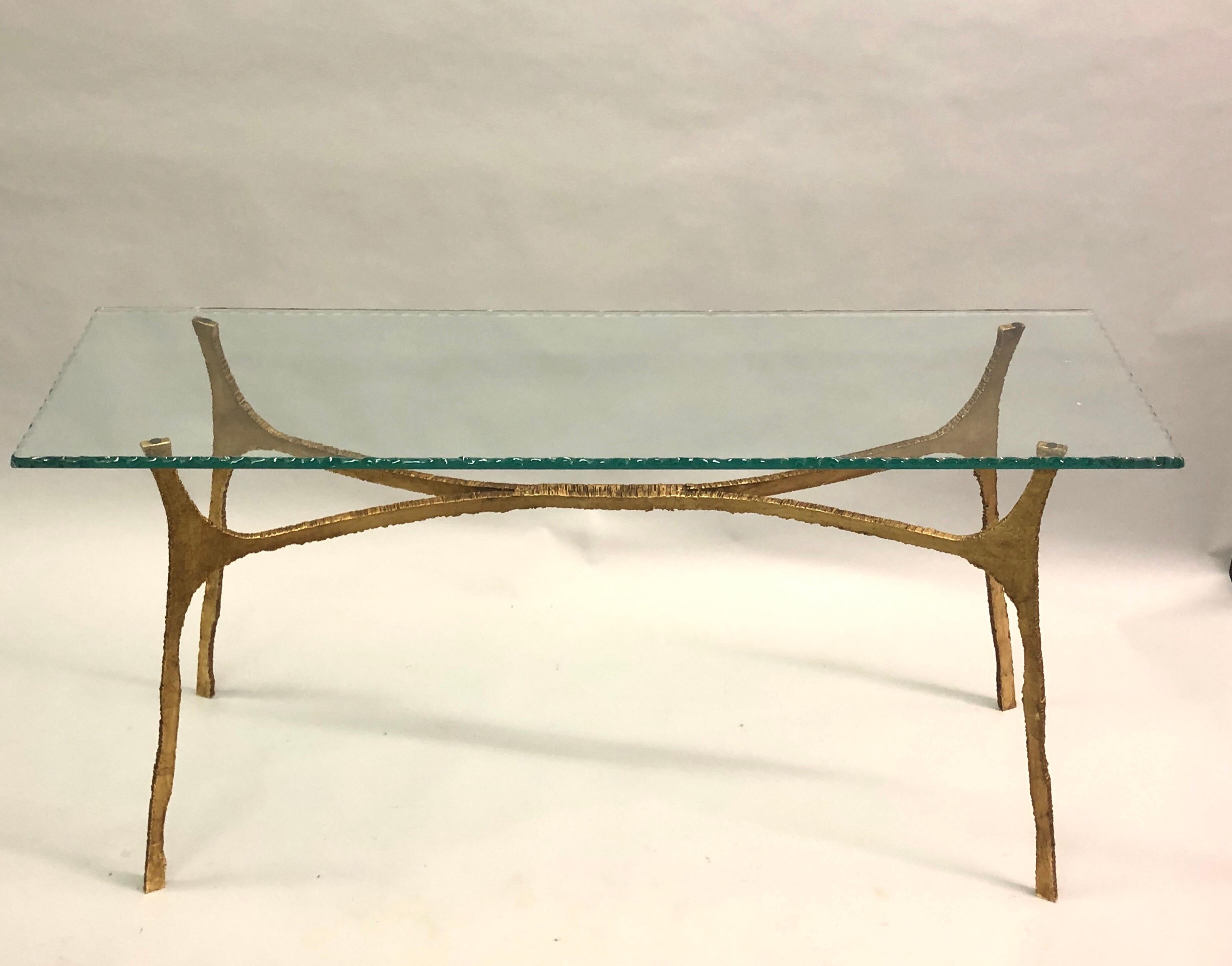 Elegant and chic Italian Mid-Century Modern / Brutalist console or sofa table in hand hammered and gilt wrought iron by Florentine sculptor, Giovanni Banci, circa 1965-1970. Banci completes the piece with a stunning hand chiseled, thick green glass