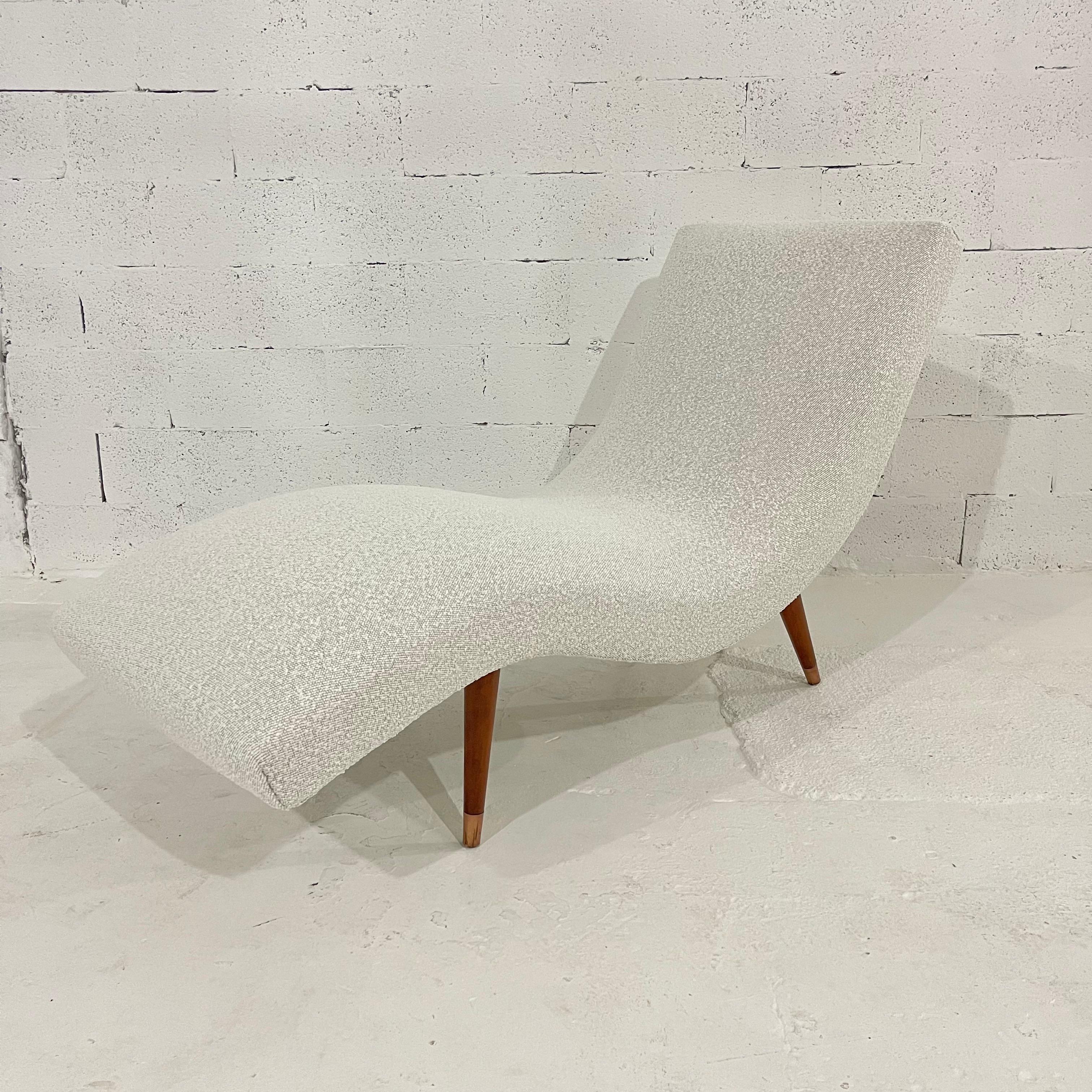 Italian Mid-Century Modern wave chaise rendered in cream Boucle fabric with polished walnut tapered legs and copper sabot feet, Italy, 1960s

This piece has been expertly restored.
