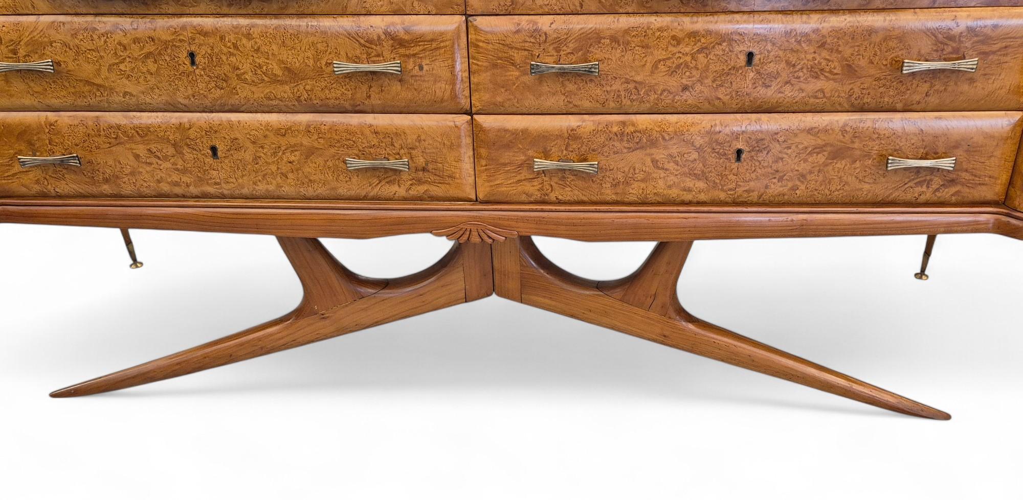 Italiano Credenza in radica di olmo di Vittorio Dassi, unica nel suo genere, moderna e di metà secolo. in vendita