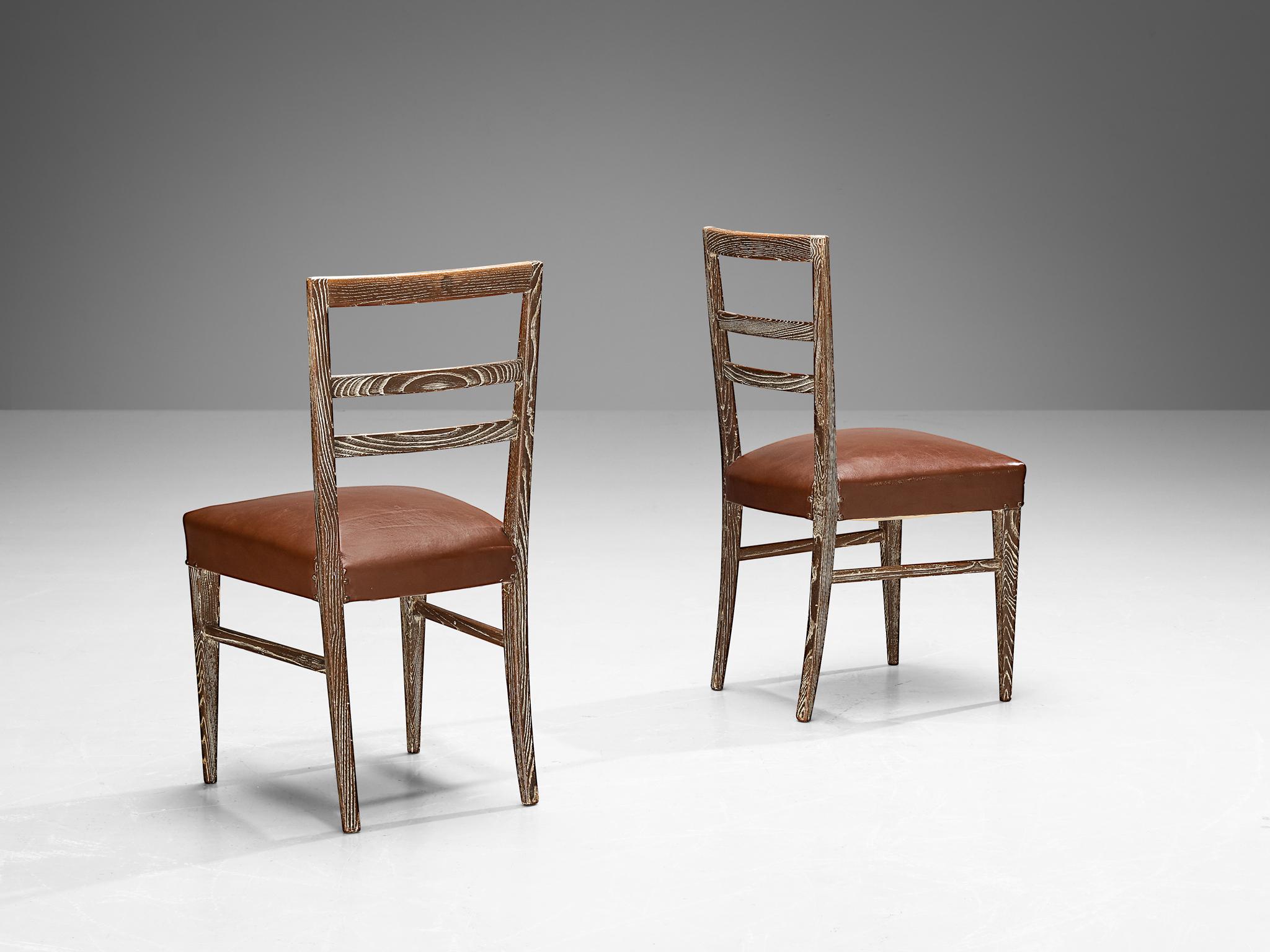 Paire de chaises de salle à manger en châtaignier cérusé, Italie, début des années 1940 

Cette ravissante paire de chaises de salle à manger de fabrication italienne, datant approximativement du début des années 1940, est une représentation