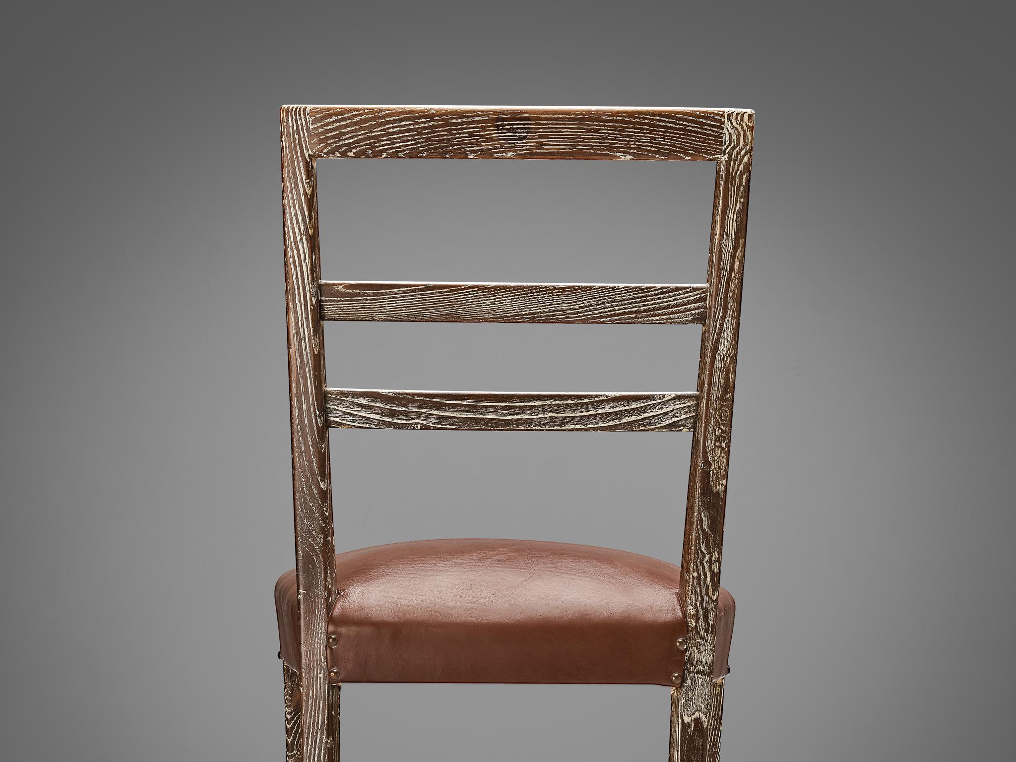 Art déco Paire italienne unique de chaises de salle à manger en châtaignier cérusé en vente