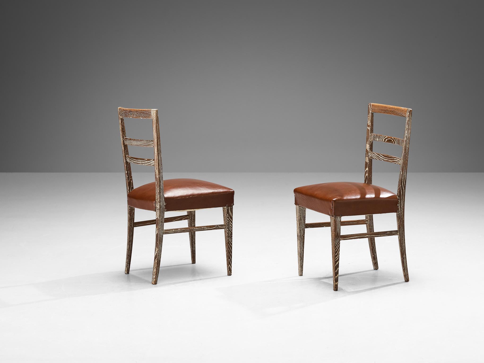 Milieu du XXe siècle Paire italienne unique de chaises de salle à manger en châtaignier cérusé en vente