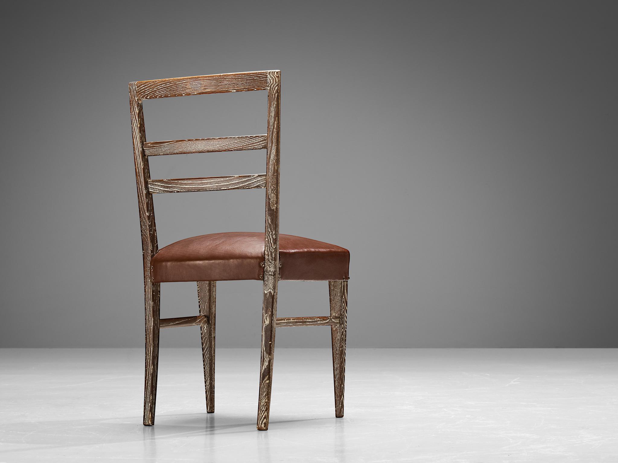 Laiton Paire italienne unique de chaises de salle à manger en châtaignier cérusé en vente