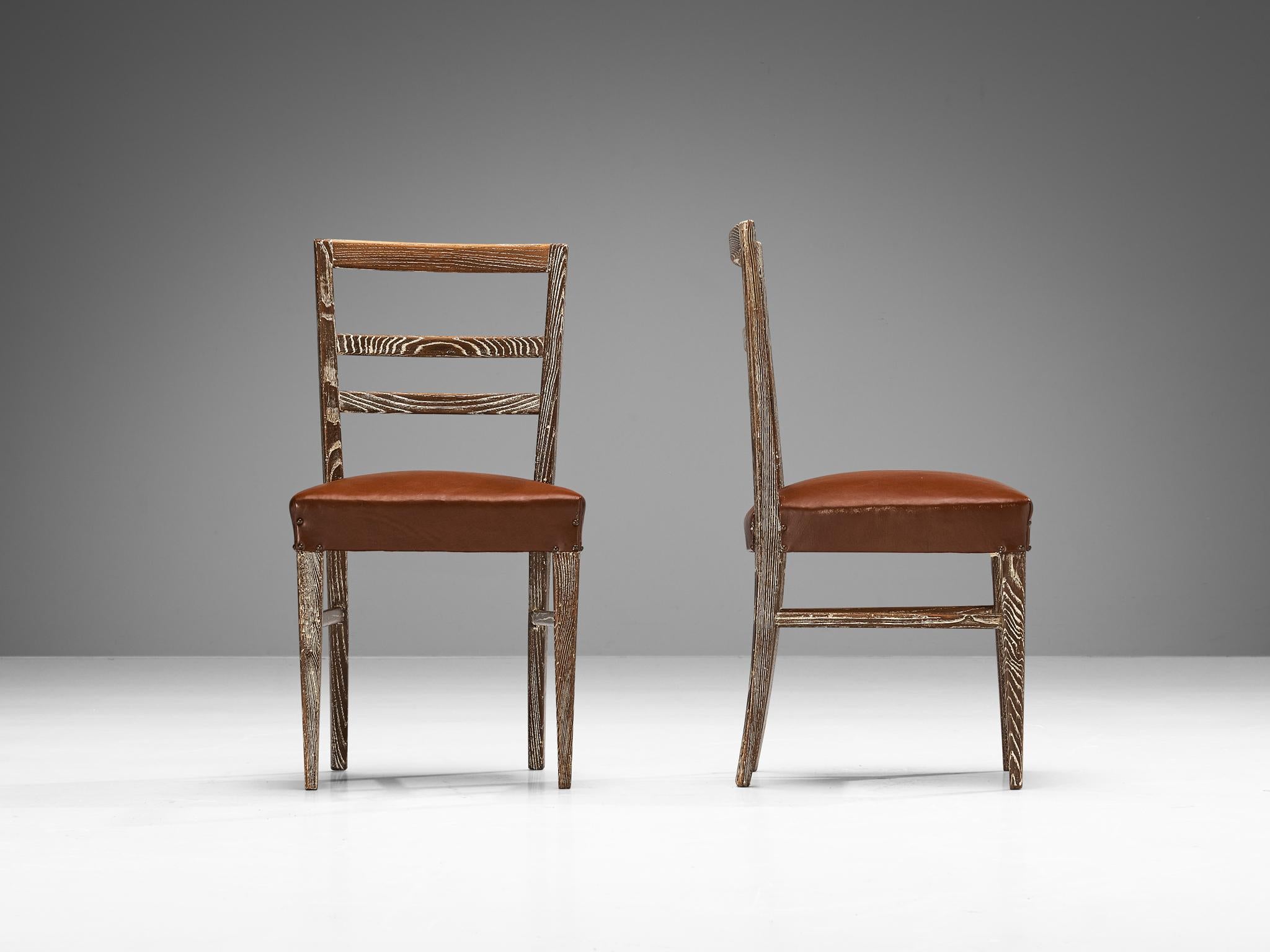 Paire italienne unique de chaises de salle à manger en châtaignier cérusé en vente 2