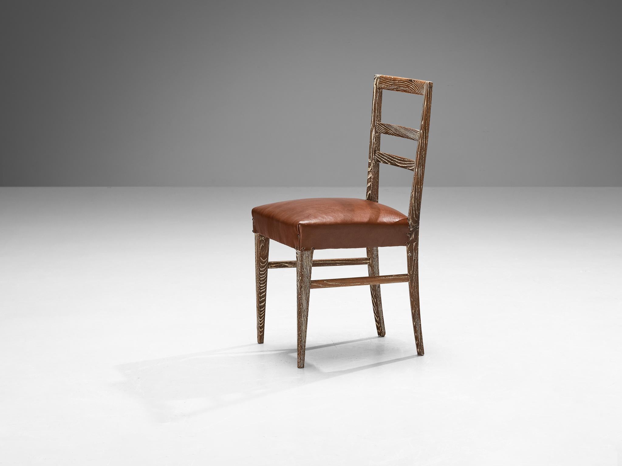 Paire italienne unique de chaises de salle à manger en châtaignier cérusé en vente 3