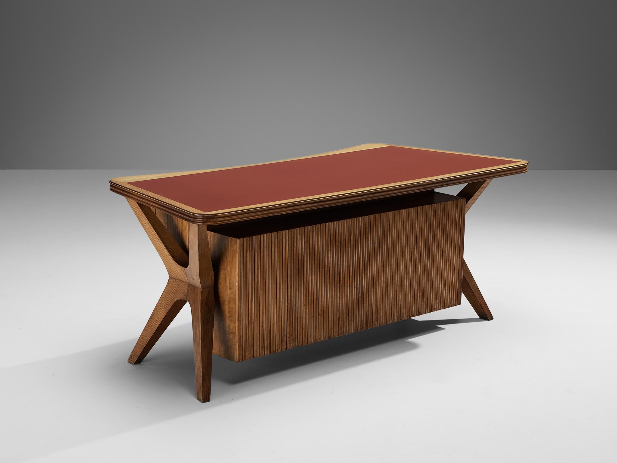 Chefschreibtisch, Nussbaum, Messing, Glas, Italien, 1950er Jahre

Dieser in Italien hergestellte Schreibtisch wurde nach den Designprinzipien der Mitte des Jahrhunderts entworfen, die in den fünfziger Jahren in Mode waren. Der Schreibtisch zeugt von