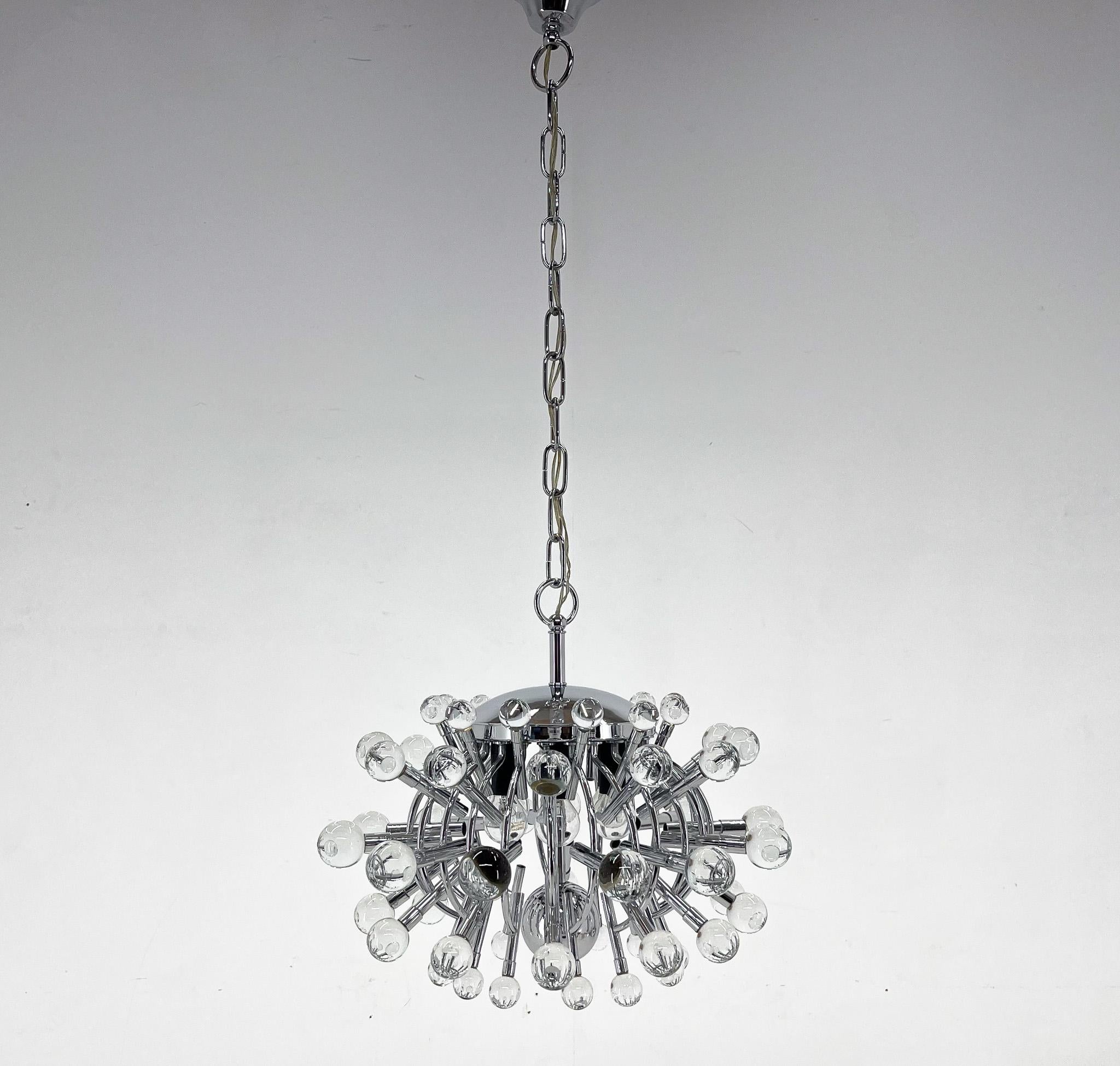 20ième siècle Lustre italien unique de l'ère spatiale en chrome et verre de cristal, 1970 en vente