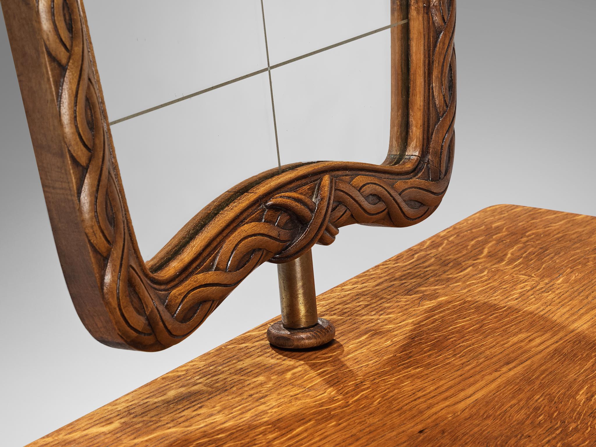 Mid-Century Modern Table de coiffeuse italienne unique avec miroir et éléments sculptés en chêne  en vente