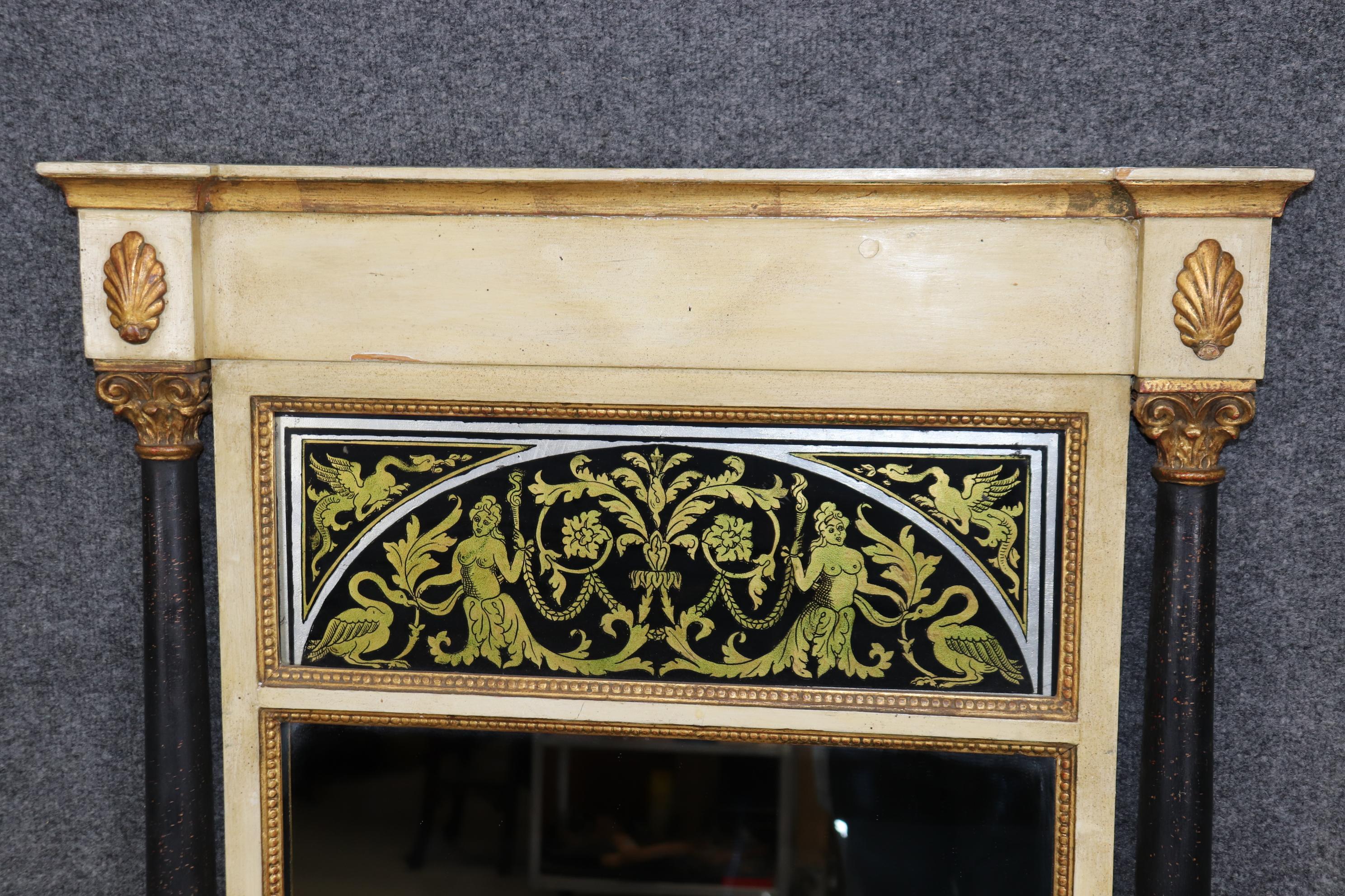 Il s'agit d'un miroir italien unique et magnifiquement réalisé, surmonté d'un panneau figuratif en églomisé. Le panneau présente des vierges nues réalisées à la feuille d'or véritable sous verre. Le cadre du miroir est en bon état avec des signes