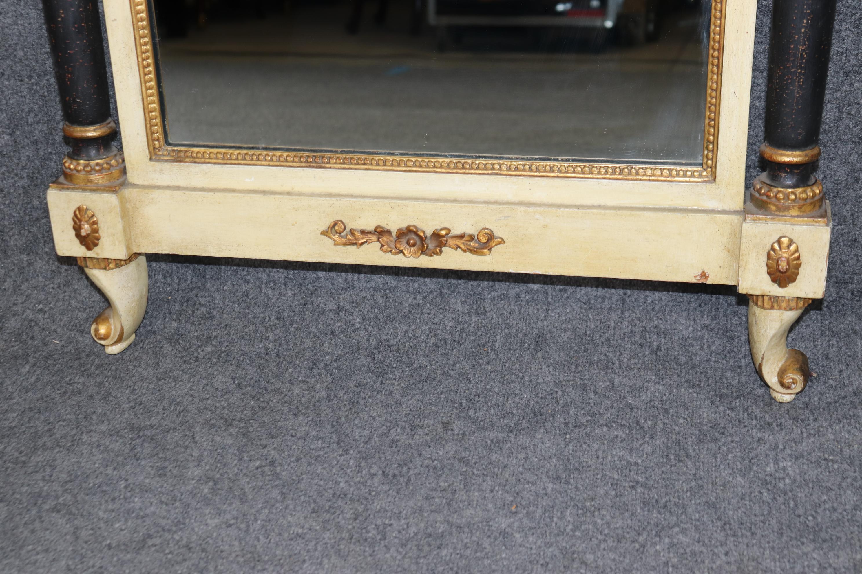 Miroir vénitien italien unique peint en crème et doré avec panneau figuratif églomisé Bon état - En vente à Swedesboro, NJ