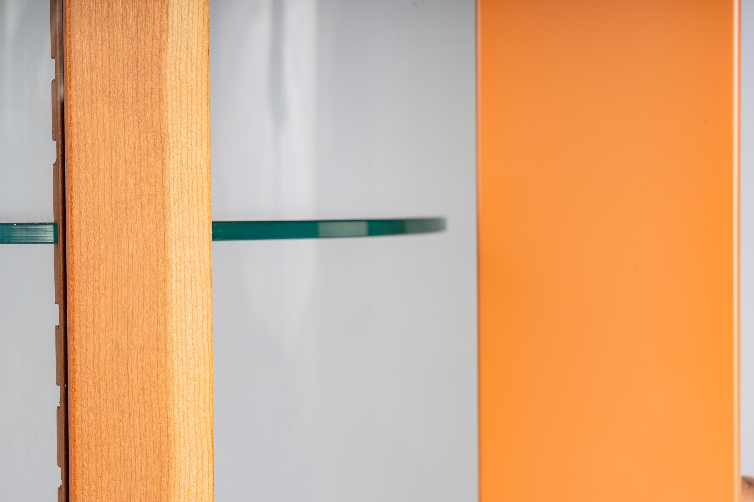 Einzigartiger italienischer beleuchteter Vitrinenschrank (Italienisch) im Angebot