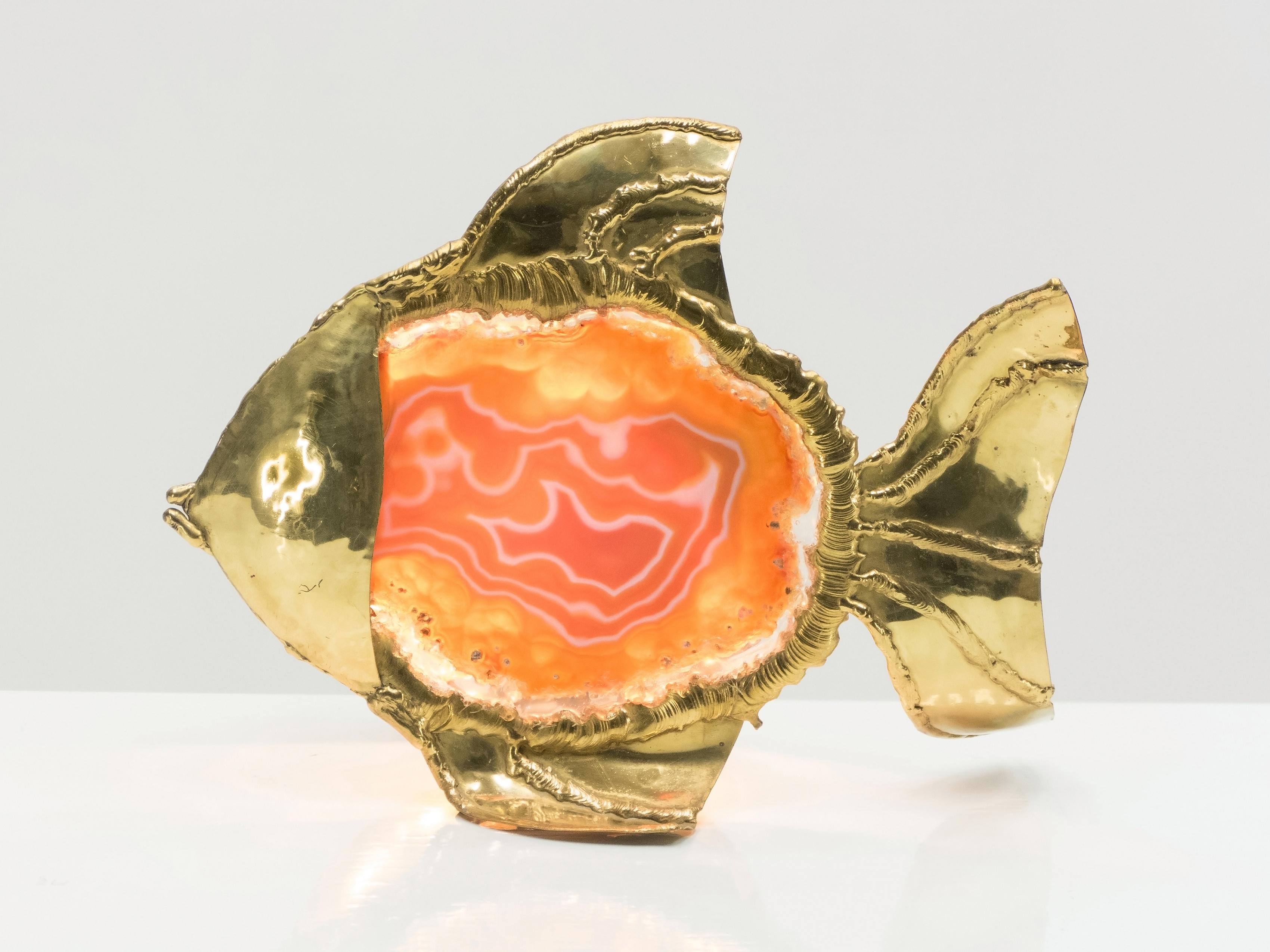 Unique fish sculpture lamp signed by French artist Jacques Duval Brasseur made from an heavy brass structure and a beautiful agate stone. The piece is typical of Jacques Duval-Brasseur design : sculptural, natural, and highly decorative. A cute