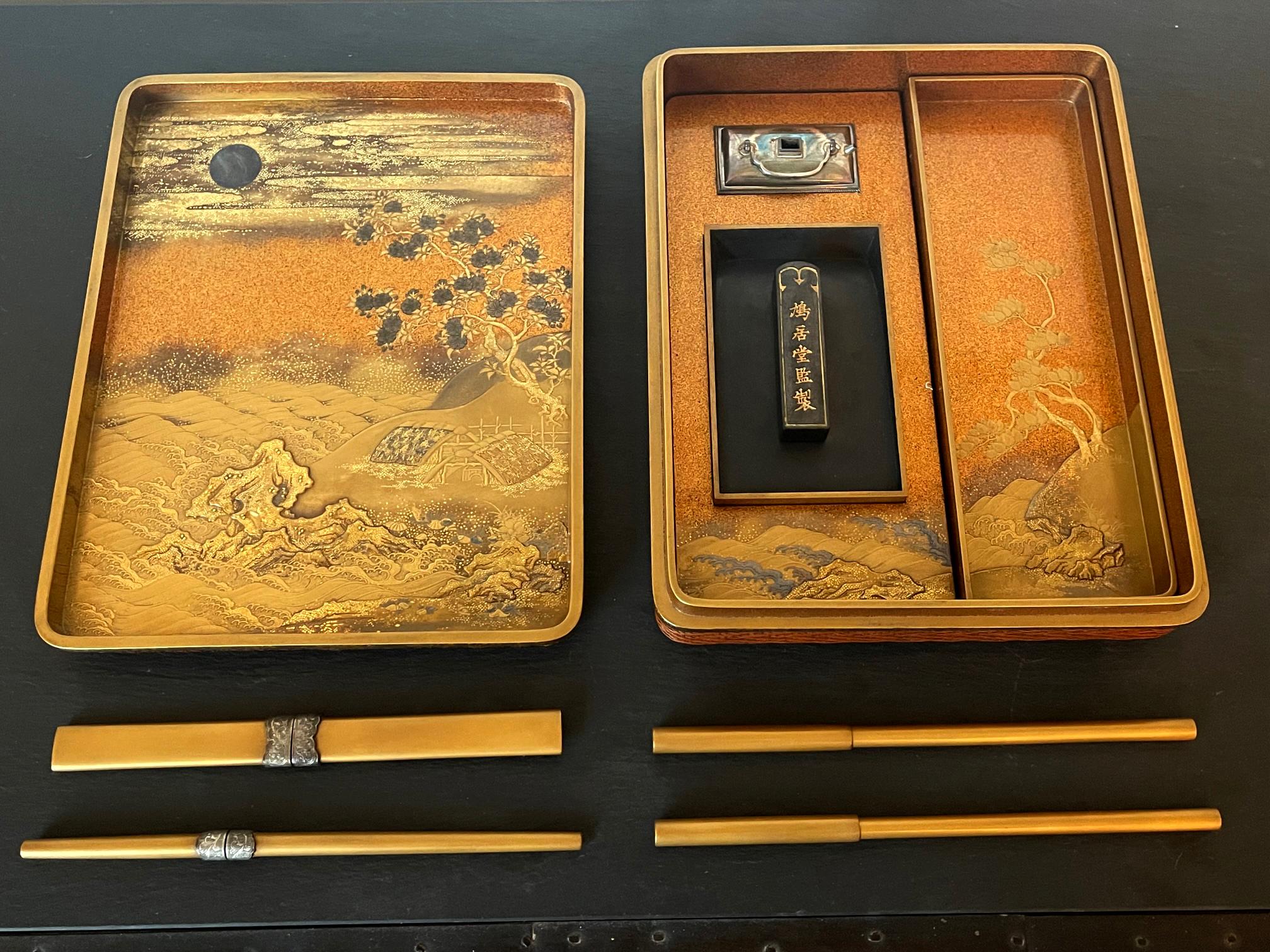 Questo suzuribako (scatola per inchiostro) giapponese del tardo periodo Meiji (circa alla fine del XIX secolo) è insolito per la sua superficie ricoperta di cestini intrecciati a motivo chevron. Una volta aperto, lo spettatore viene colpito da una