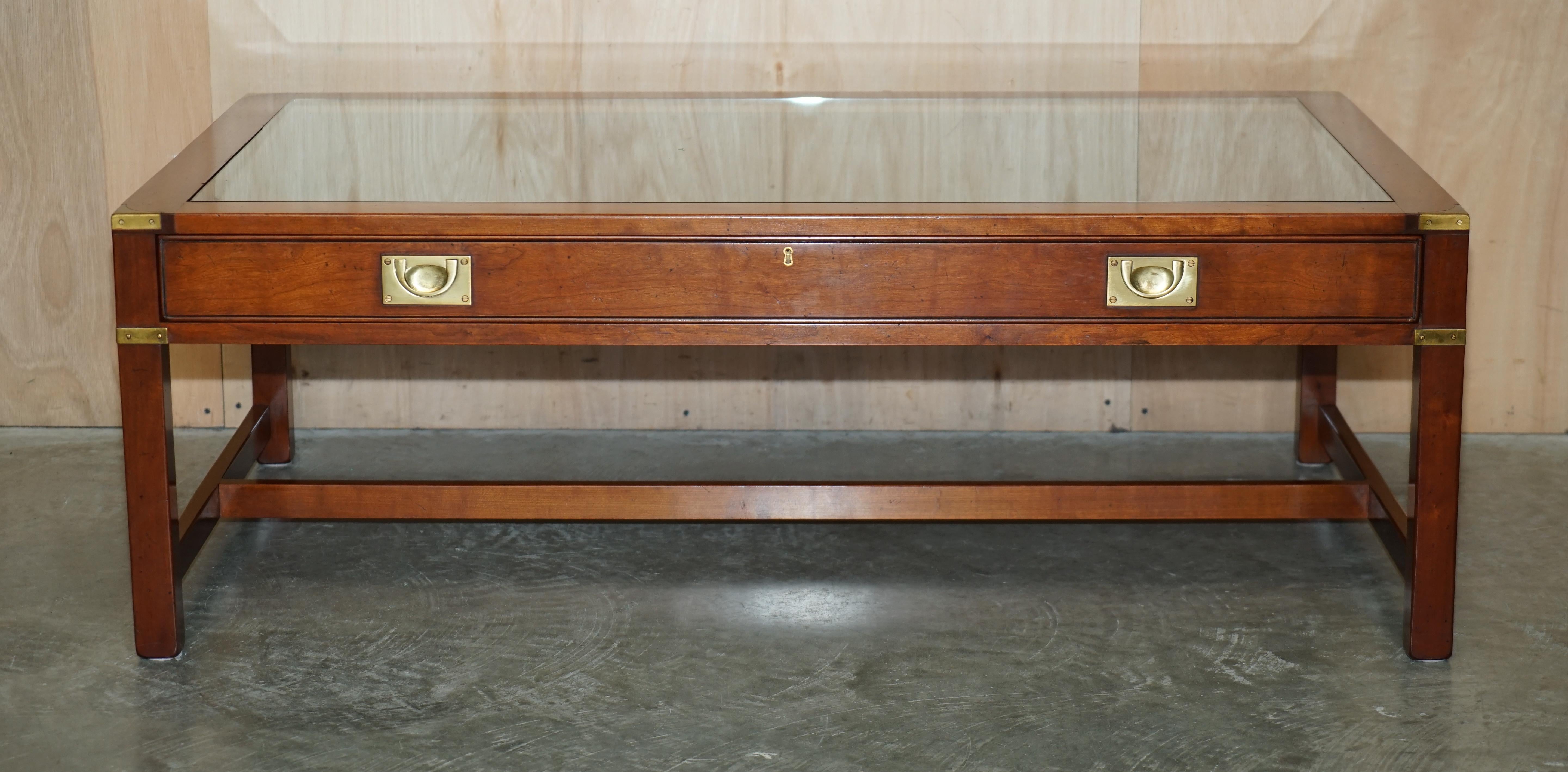 EINZIGARTIGE KENNEDY-VORSTELLUNG DiSPLAY MILITARY CAMPAIGN HARDWOOD & GLASS COFFEE TABLE (Kampagne)