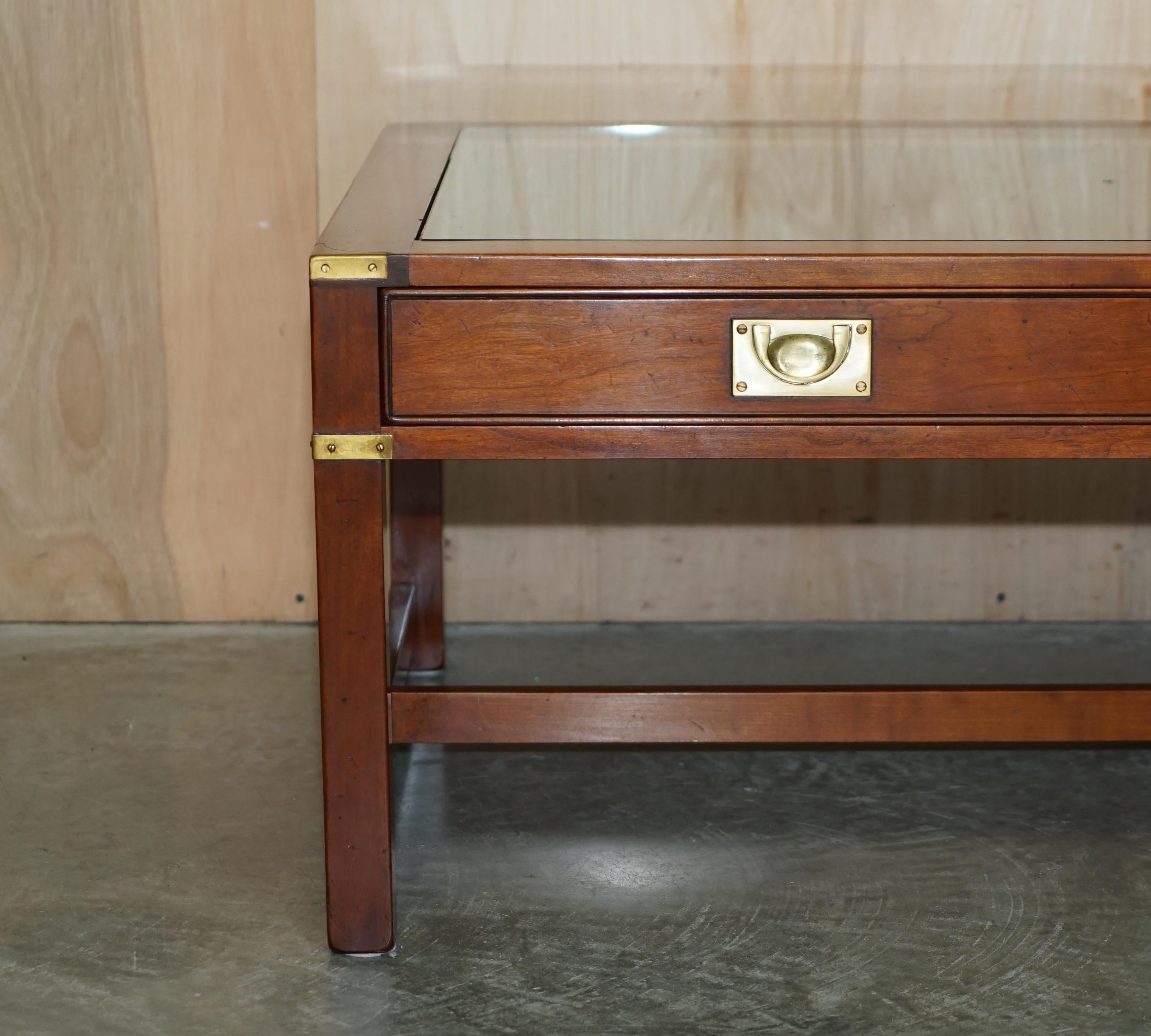 EINZIGARTIGE KENNEDY-VORSTELLUNG DiSPLAY MILITARY CAMPAIGN HARDWOOD & GLASS COFFEE TABLE (Englisch)