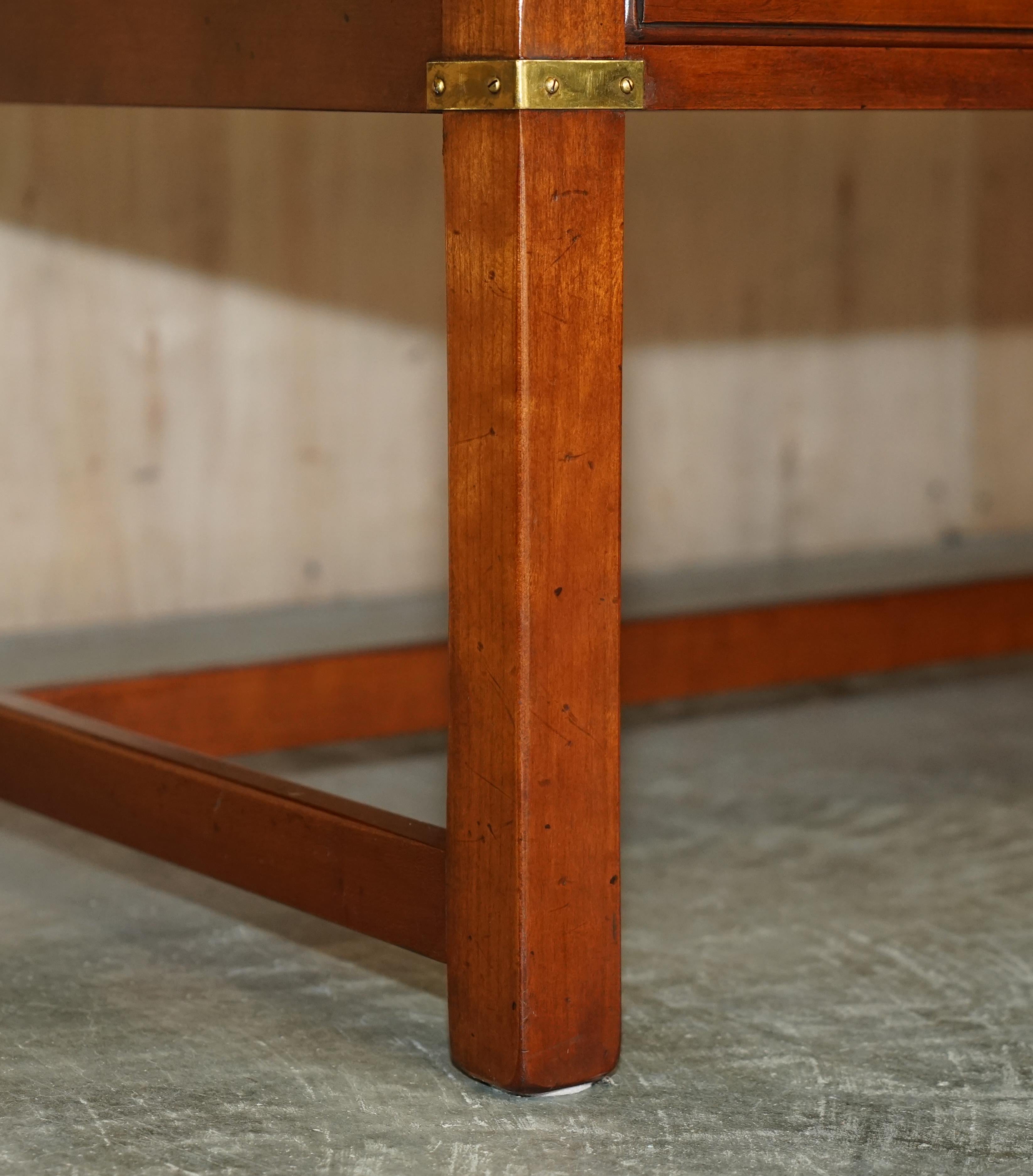 EINZIGARTIGE KENNEDY-VORSTELLUNG DiSPLAY MILITARY CAMPAIGN HARDWOOD & GLASS COFFEE TABLE (20. Jahrhundert)