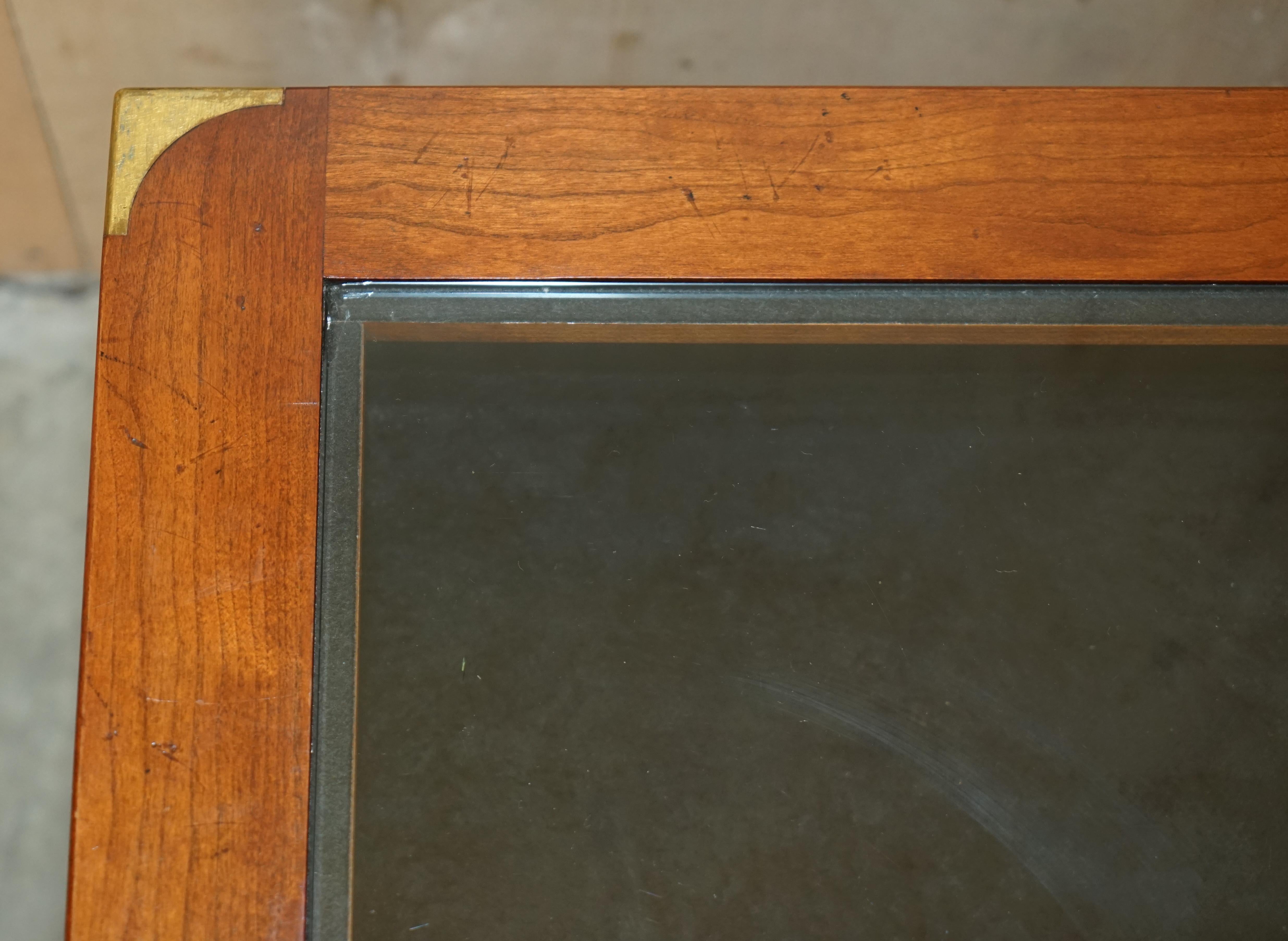 EINZIGARTIGE KENNEDY-VORSTELLUNG DiSPLAY MILITARY CAMPAIGN HARDWOOD & GLASS COFFEE TABLE (Messing)