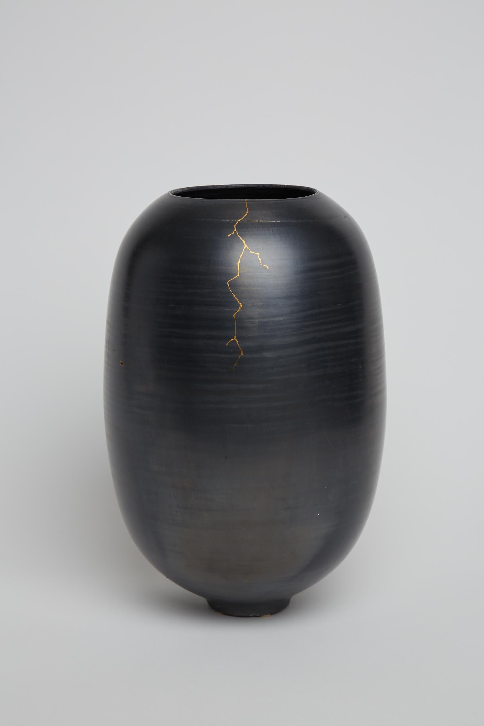 A vase by artist Karen Swami, 2021. 
A unique wheel thrown stoneware, smoked, fired, waxed and reworked with Japanese vegetal 'Urushi' lacquer and pure gold, in the Kintsugi technique. 
Pièce unique / one of a kind - Porous and non