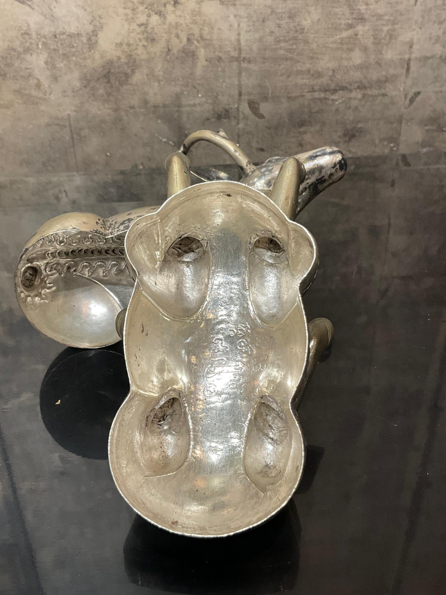 Contenitore unico in argento repoussé in stile Lanna (197 g) a forma di cervo in vendita 6