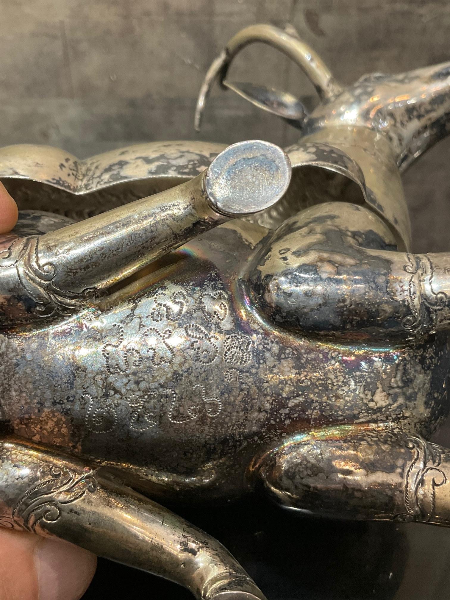 Contenitore unico in argento repoussé in stile Lanna (197 g) a forma di cervo in vendita 8