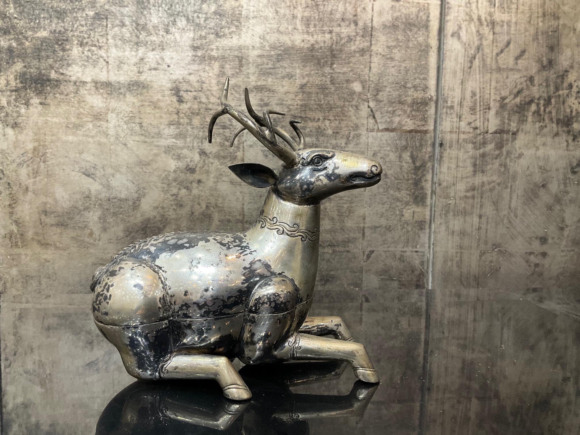 Unico contenitore d'argento repoussé in stile Lanna a forma di cervo
Thailandia del Nord, metà del XX secolo
Dimensioni: 14,5 × 13 × 8 cm
Peso: 197 grammi
Materiale: Argento martellato a mano
Provenienza: Firmato dall'artista; pezzo unico

Questo