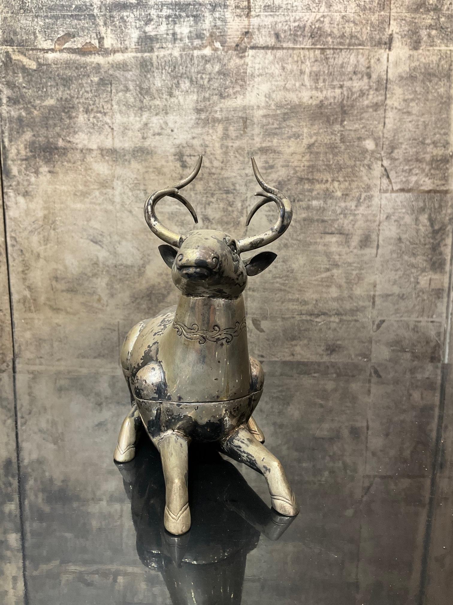 Thailandese Contenitore unico in argento repoussé in stile Lanna (197 g) a forma di cervo in vendita