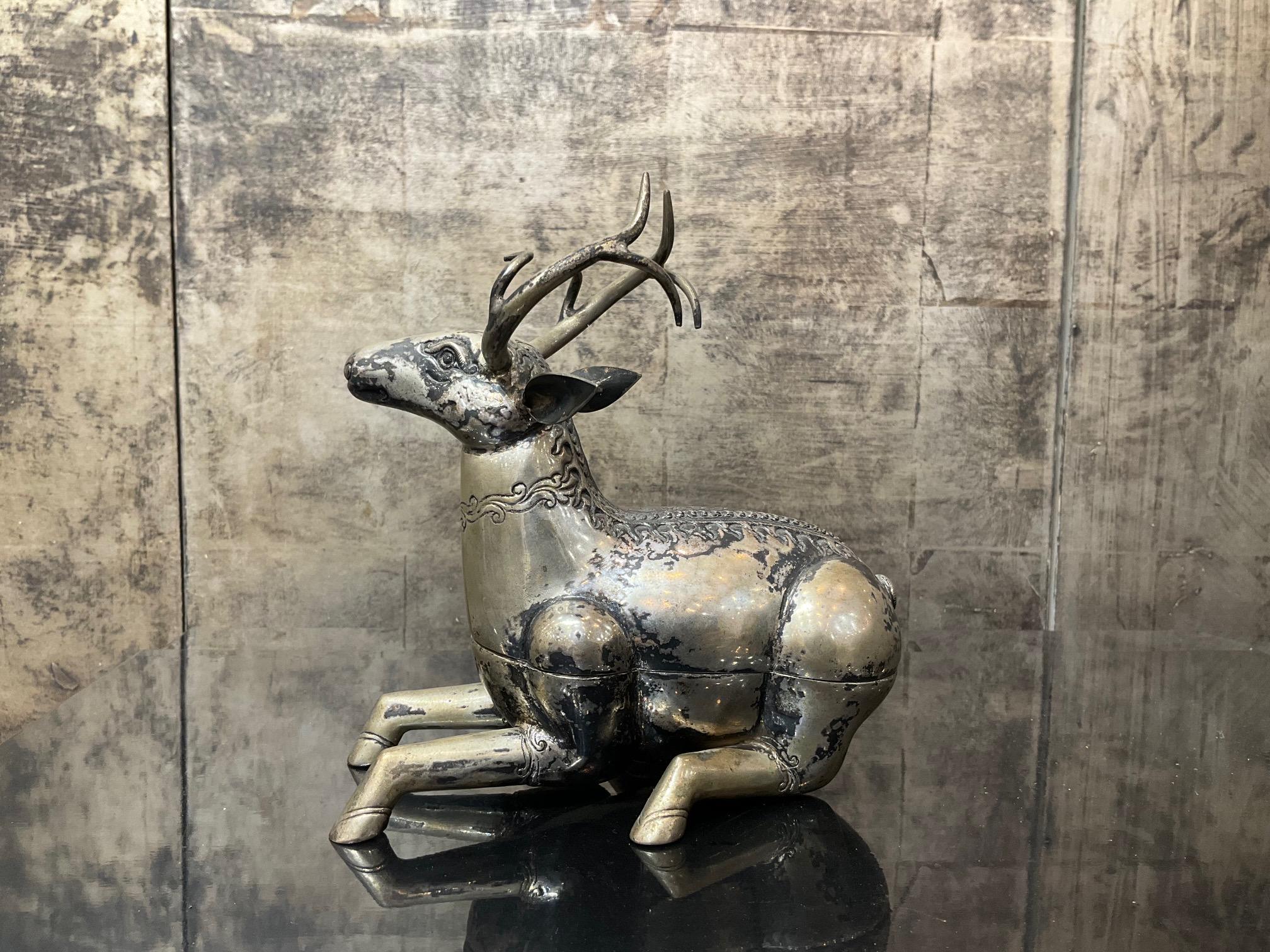 Martellato Contenitore unico in argento repoussé in stile Lanna (197 g) a forma di cervo in vendita